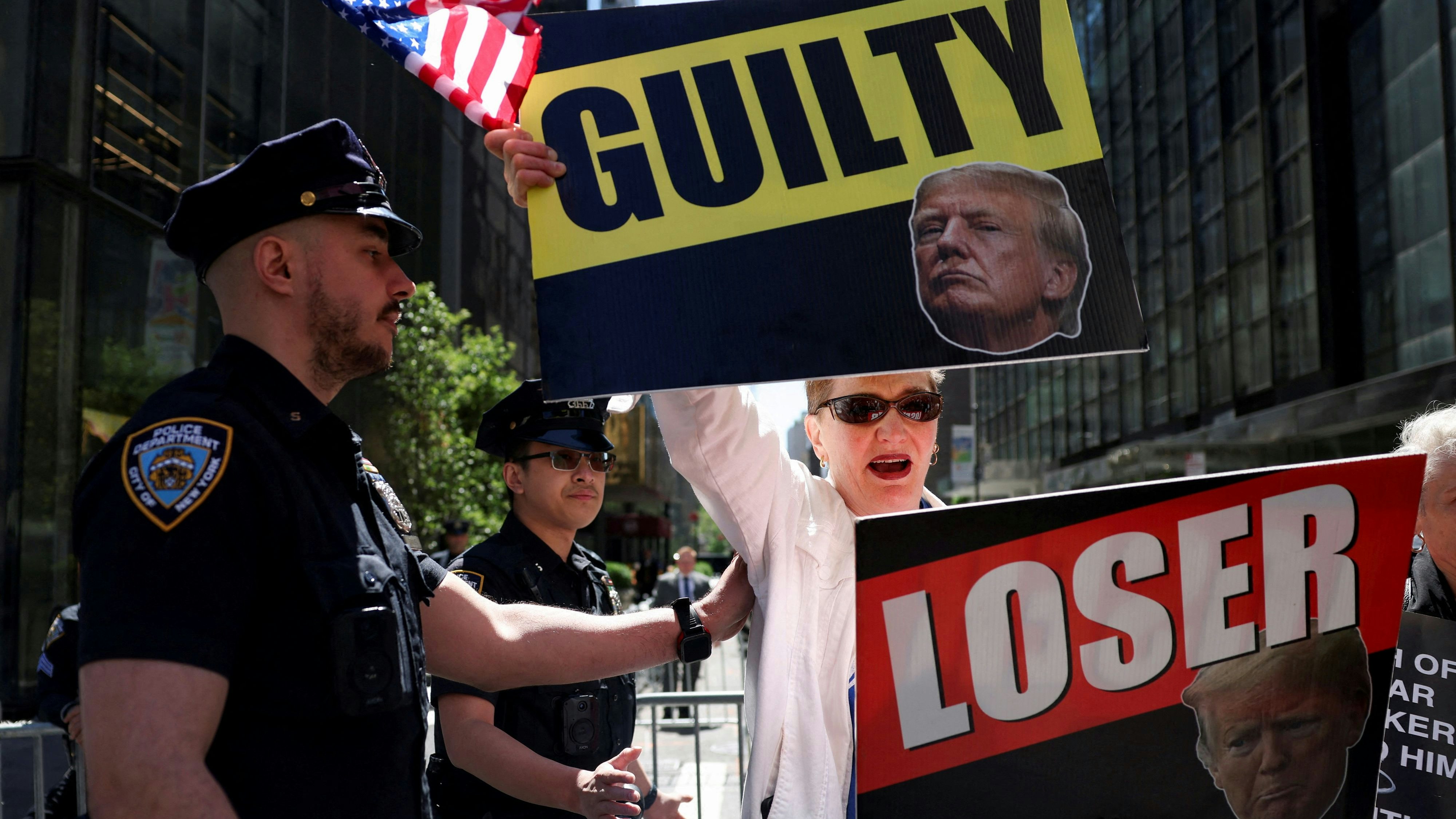 Am Tag nach der Verurteilung im Strafprozess demonstriert eine Trump-Gegnerin vor dem Trump Tower in New York.
