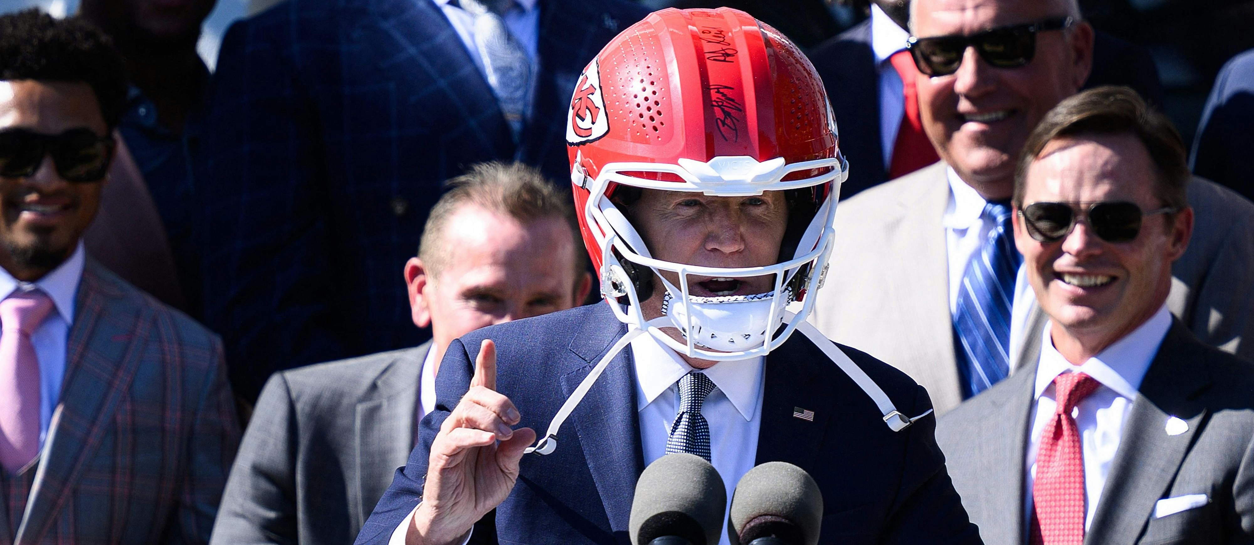 US-Präsident Joe Biden mit einem Helm der Kansas City Chiefs, Super Bowl Champion 2024