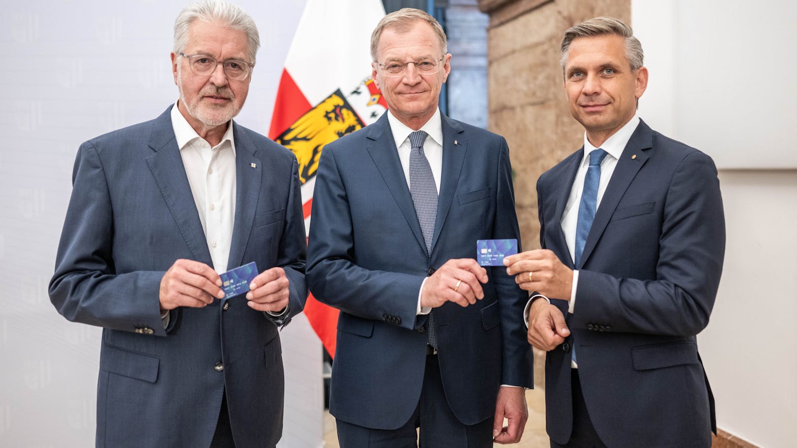 Rotkreuz-Präsident Walter Aichinger, Landeshauptmann Thomas Stelzer und Integrationslandesrat Wolfgang Hattmannsdorfer präsentierten am Montag die Bezahlkarte für Asylwerber in Oberösterreich.