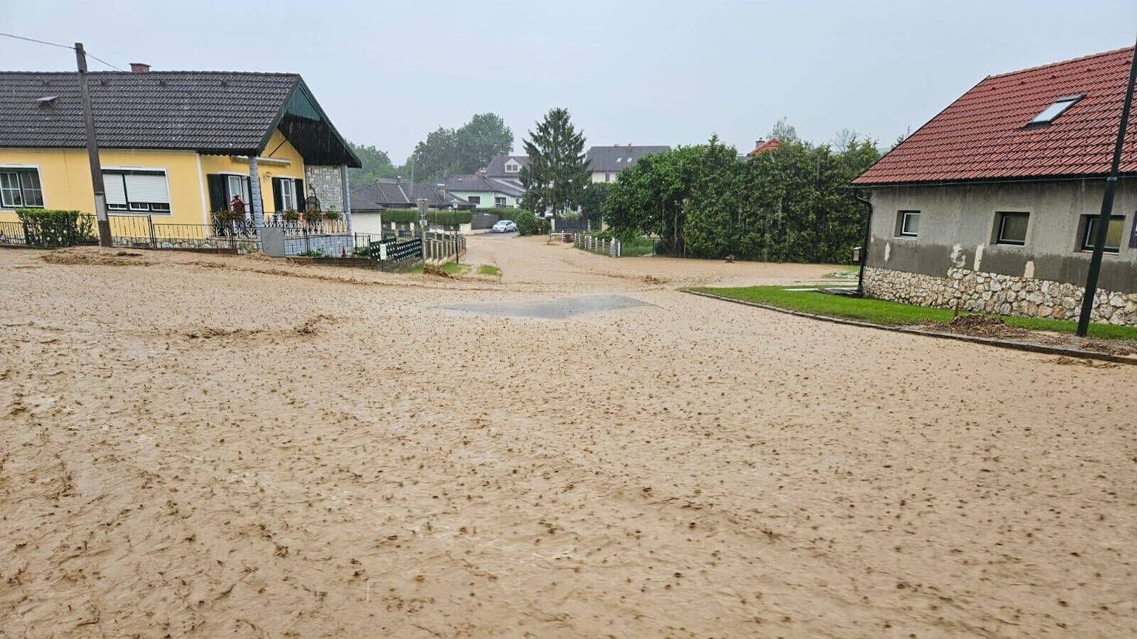 Starke Regenfälle – Straße im Weinviertel geflutet