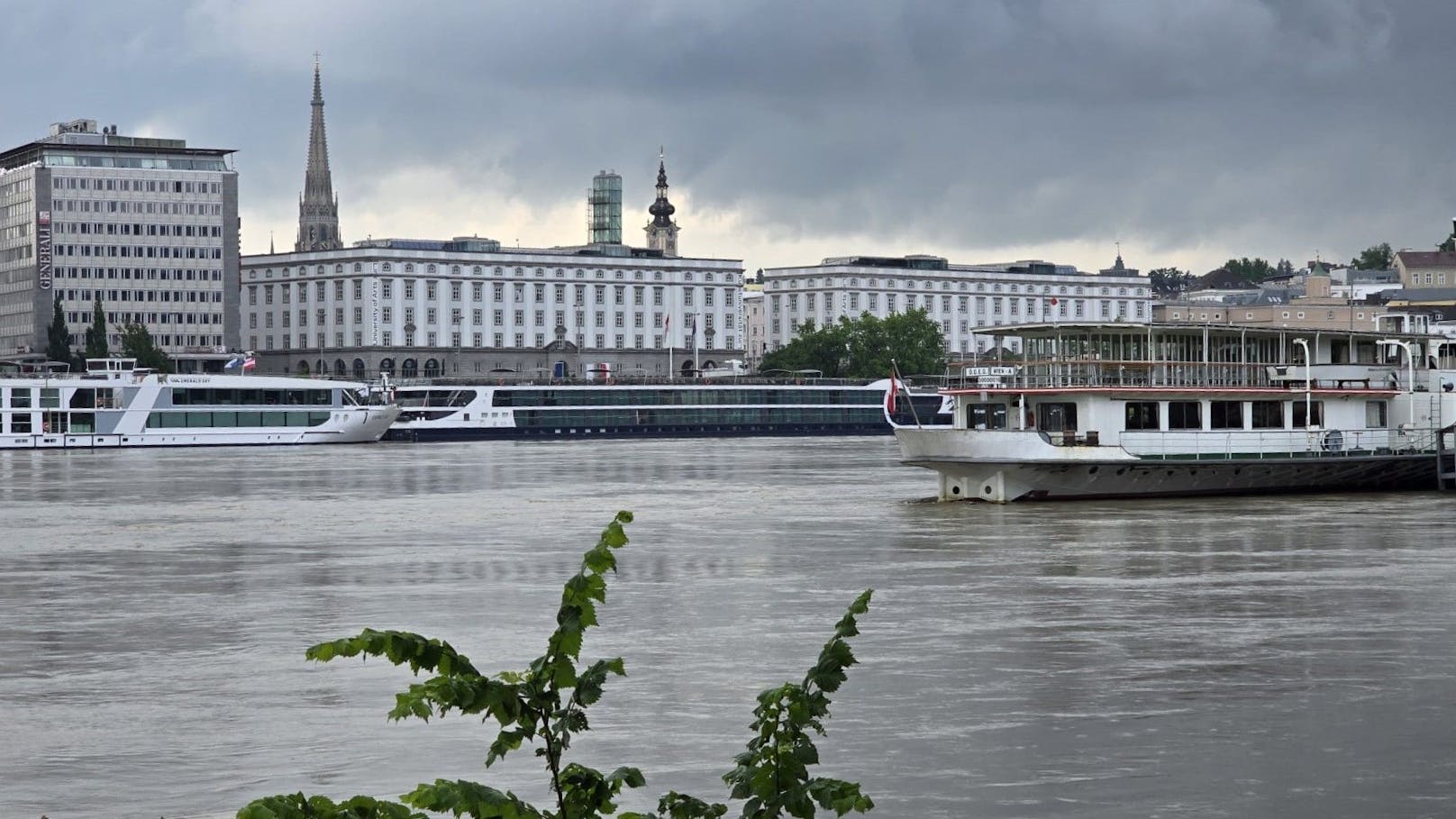 Mehrere große Schiffe warten in Linz, bis der Wasserspiegel wieder sinkt.