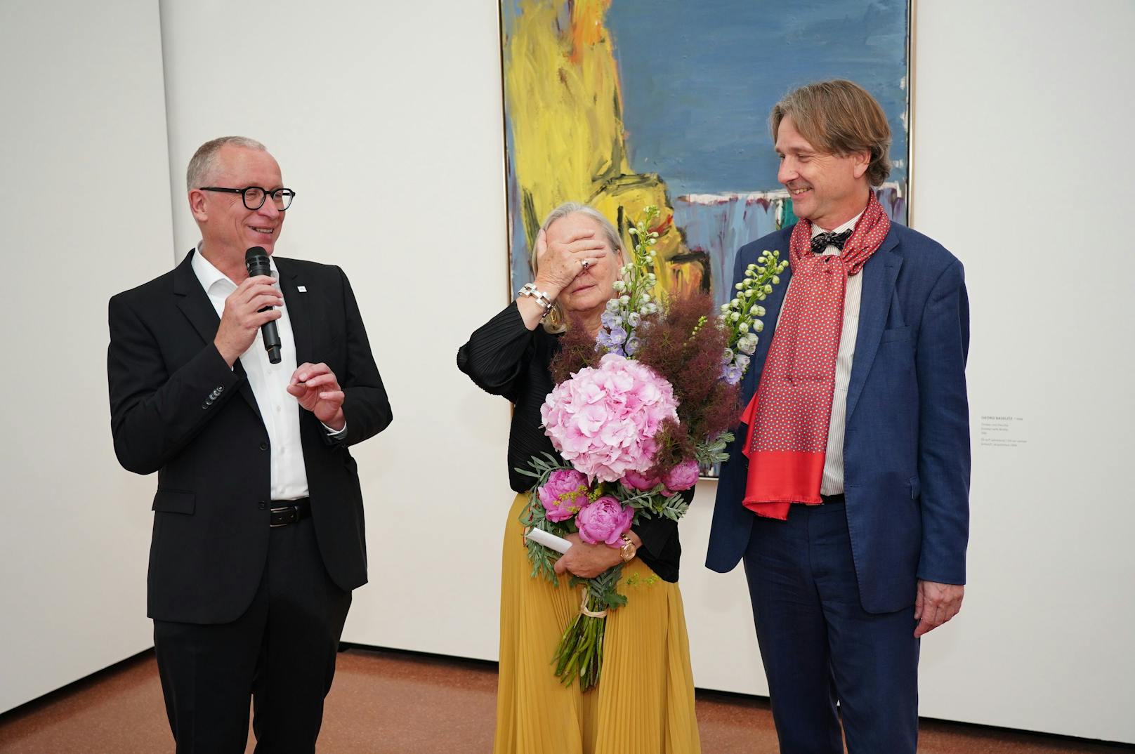 Museumsdirektorin Agnes Husslein-Arco wurde mit Blumen nachträglich zu ihrem Geburtstag überrascht