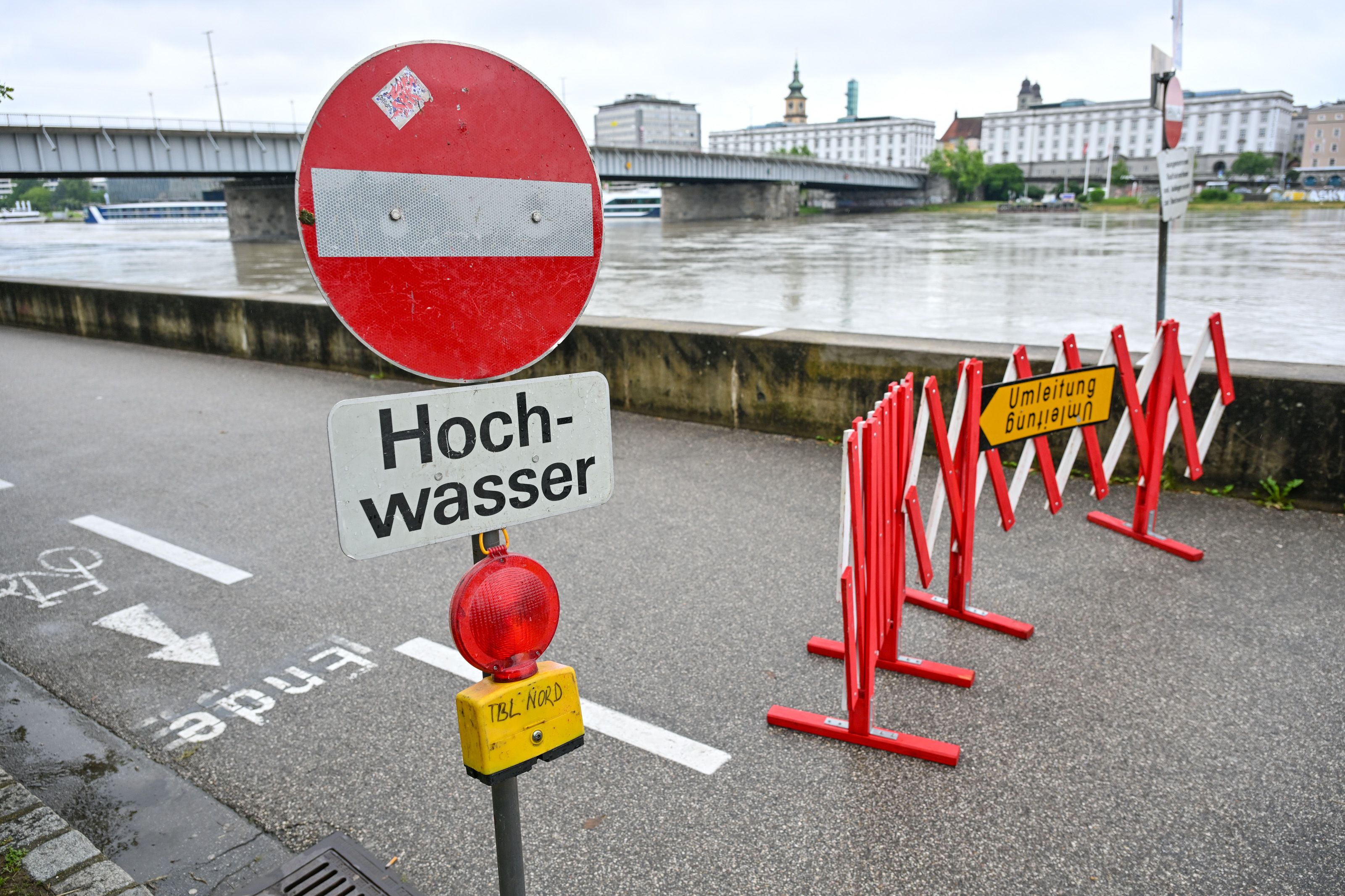 Sperren vor dem erwarteten Hochwasser an der Donaulände in Linz-Urfahr.