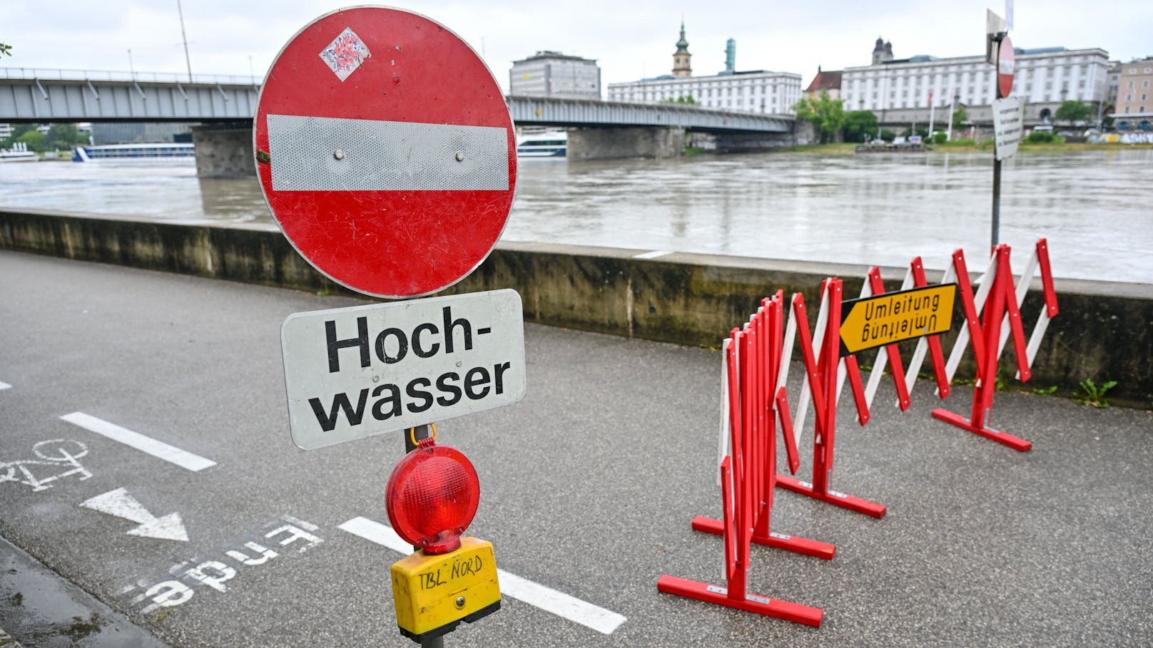 Sperren vor dem erwarteten Hochwasser an der Donaulände in Linz-Urfahr.