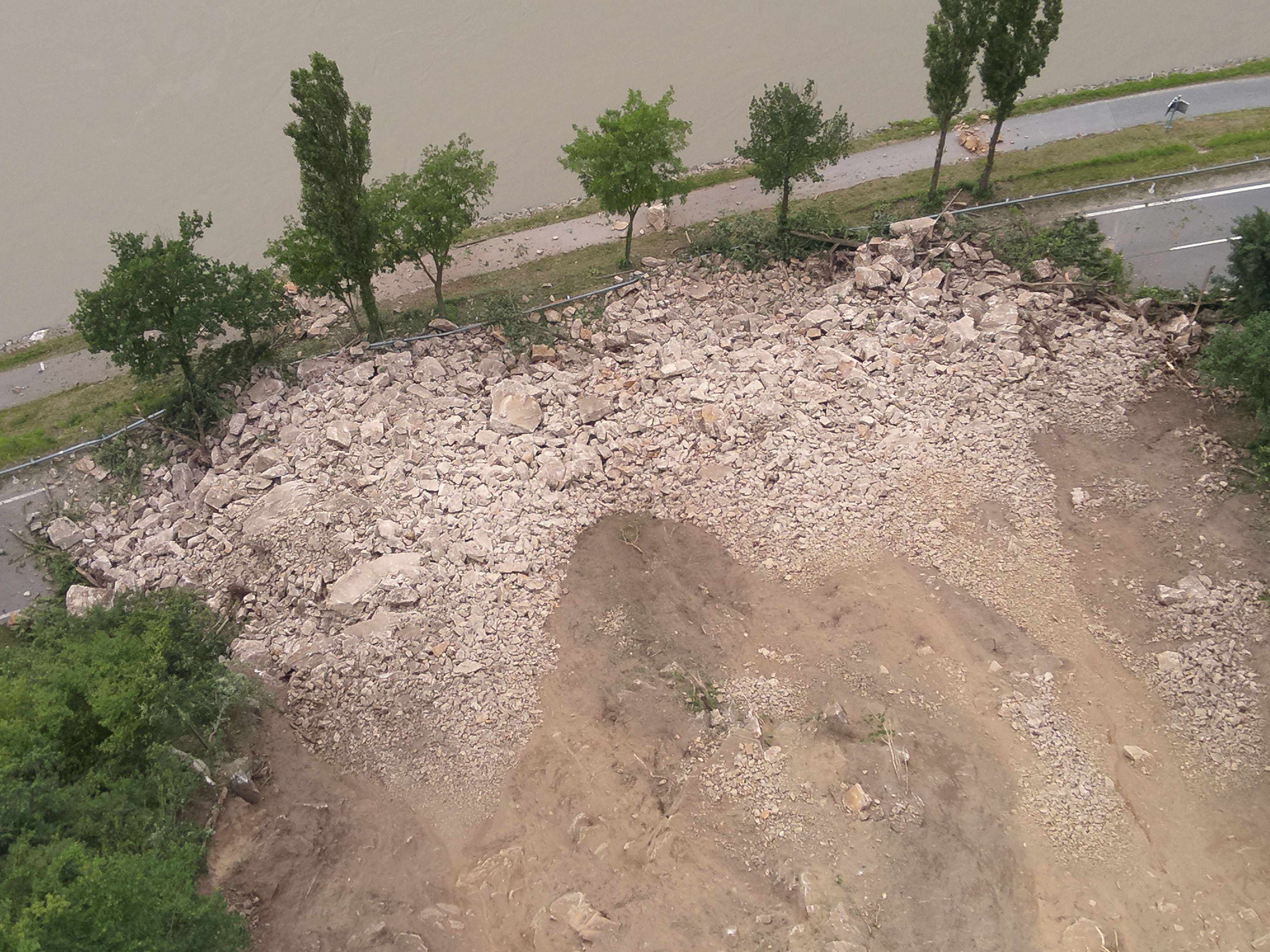 Hangrutschungen gefährden Straßen und damit auch Verkehrsteilnehmer (Foto Aggsbach im Bezirk Melk, 2024).