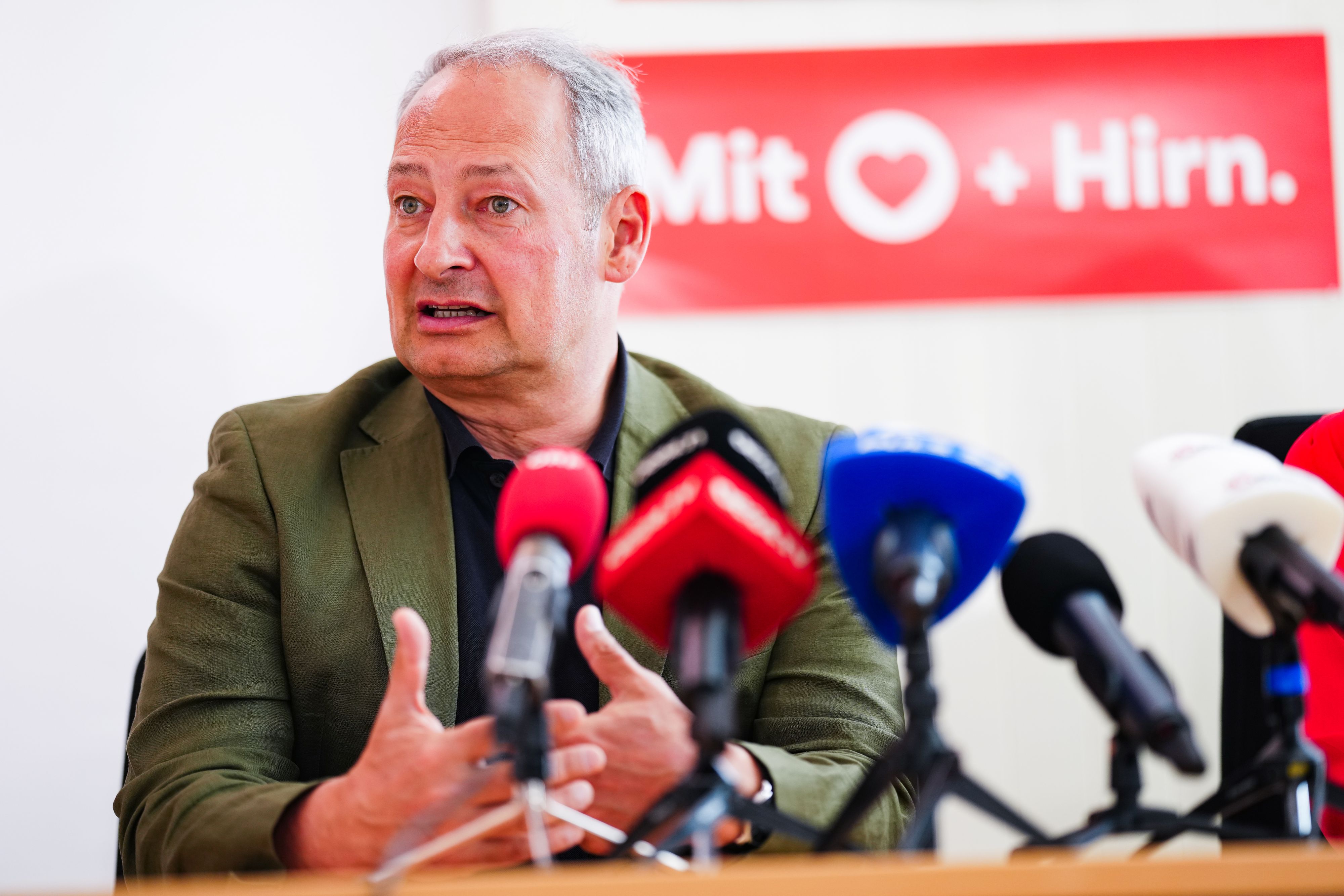 EU-Spitzenkandidat Andreas Schieder (SPÖ) appelliert in persönlich adressierten Briefen an Jugendliche, am 9. Juni zur Wahl zu gehen. Dabei kam es zu einer Panne.