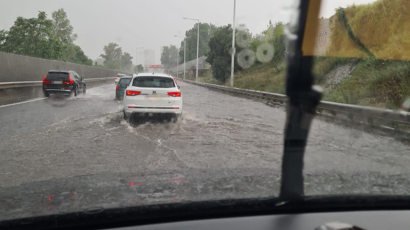 Auf der A4 in Wien kämpften dutzende Autofahrer mit den Wassermassen.