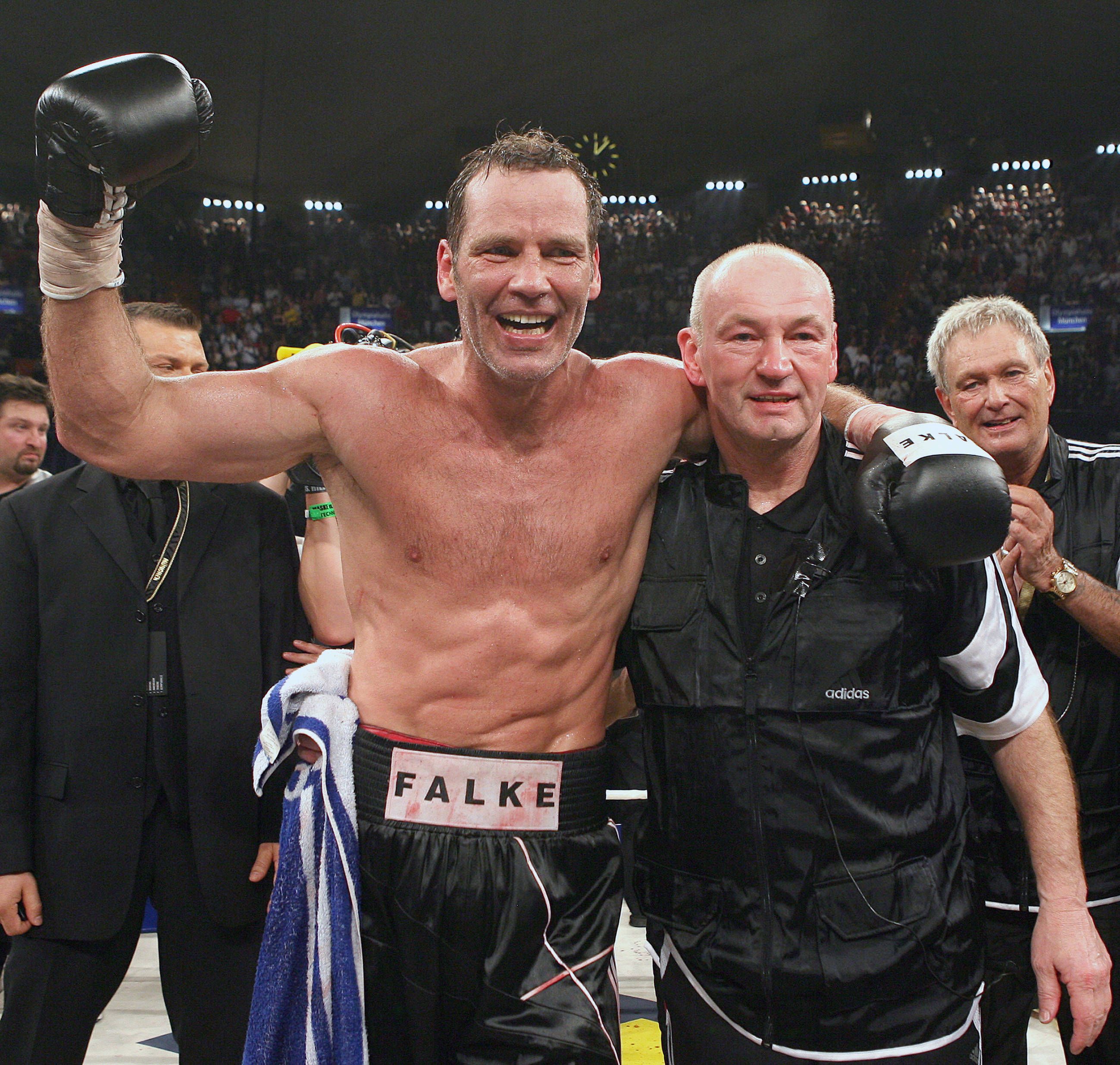 Box-Weltmeister Maske mit Trainer Wolke
