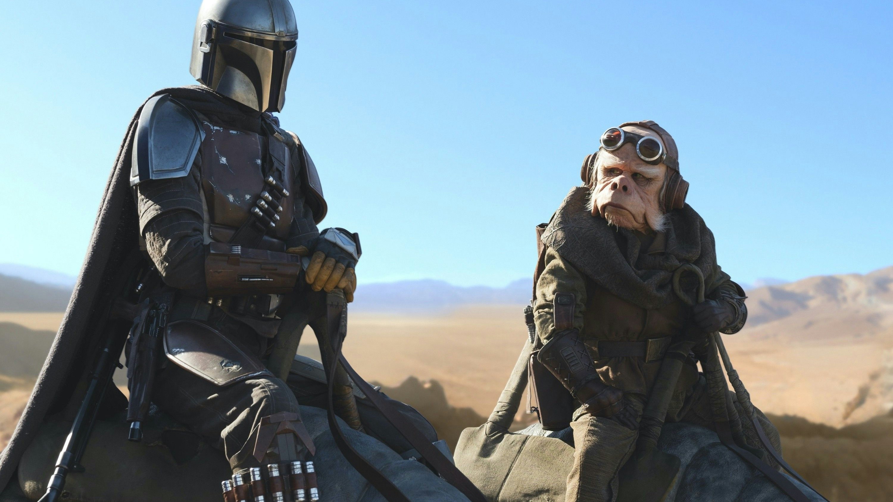 Bekommt nächstes Jahr eine vierte Serien-Staffel und 2026 einen eigenen Kinofilm: Die Star Wars-Figur "The Mandalorian" (links)