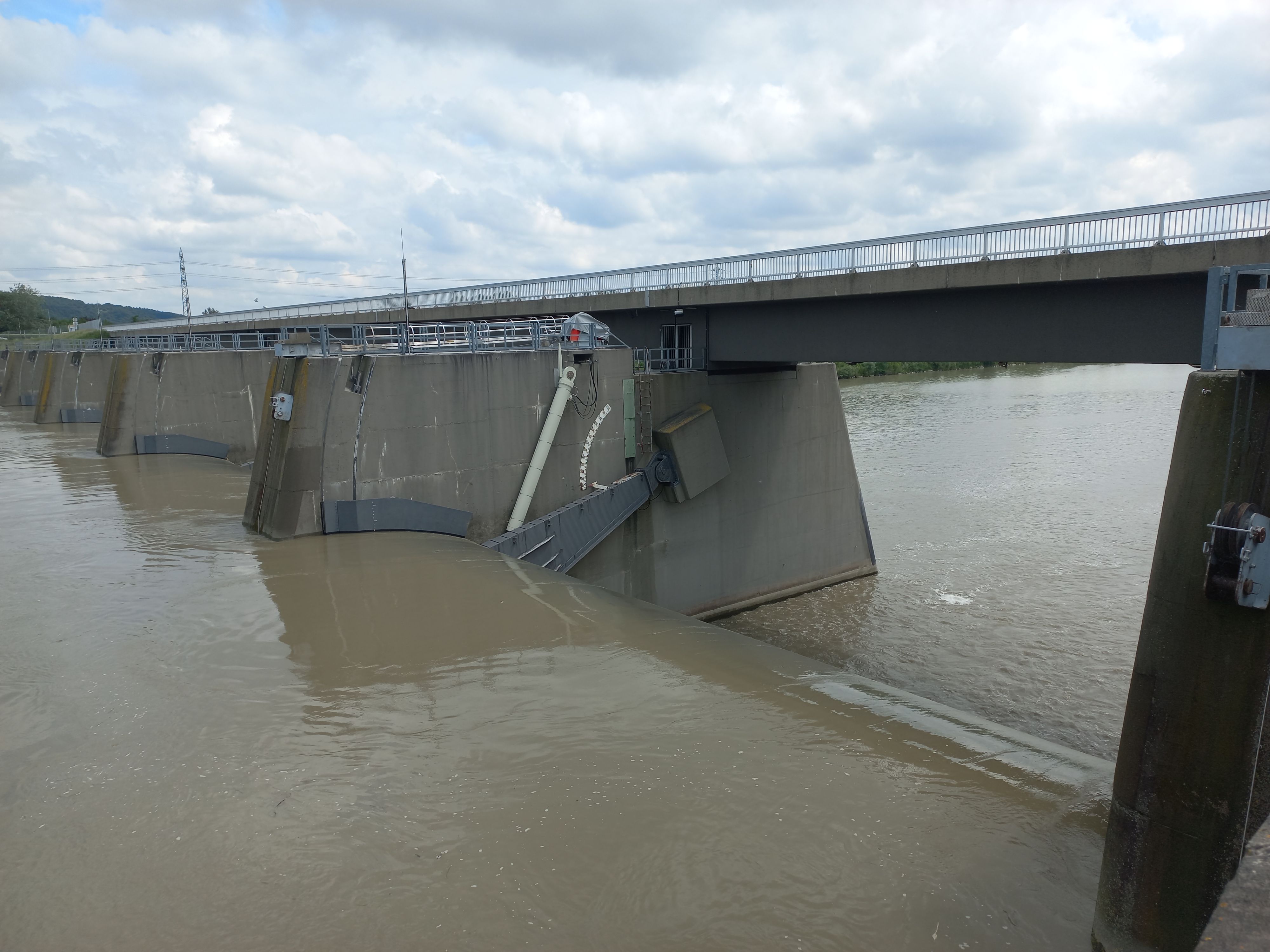 Die Pegelstände steigen im Laufe der Woche wieder an, bei Korneuburg werden 6,10 Meter erwartet. Im Bild: die geöffnet Wehr bei Langenzersdorf.