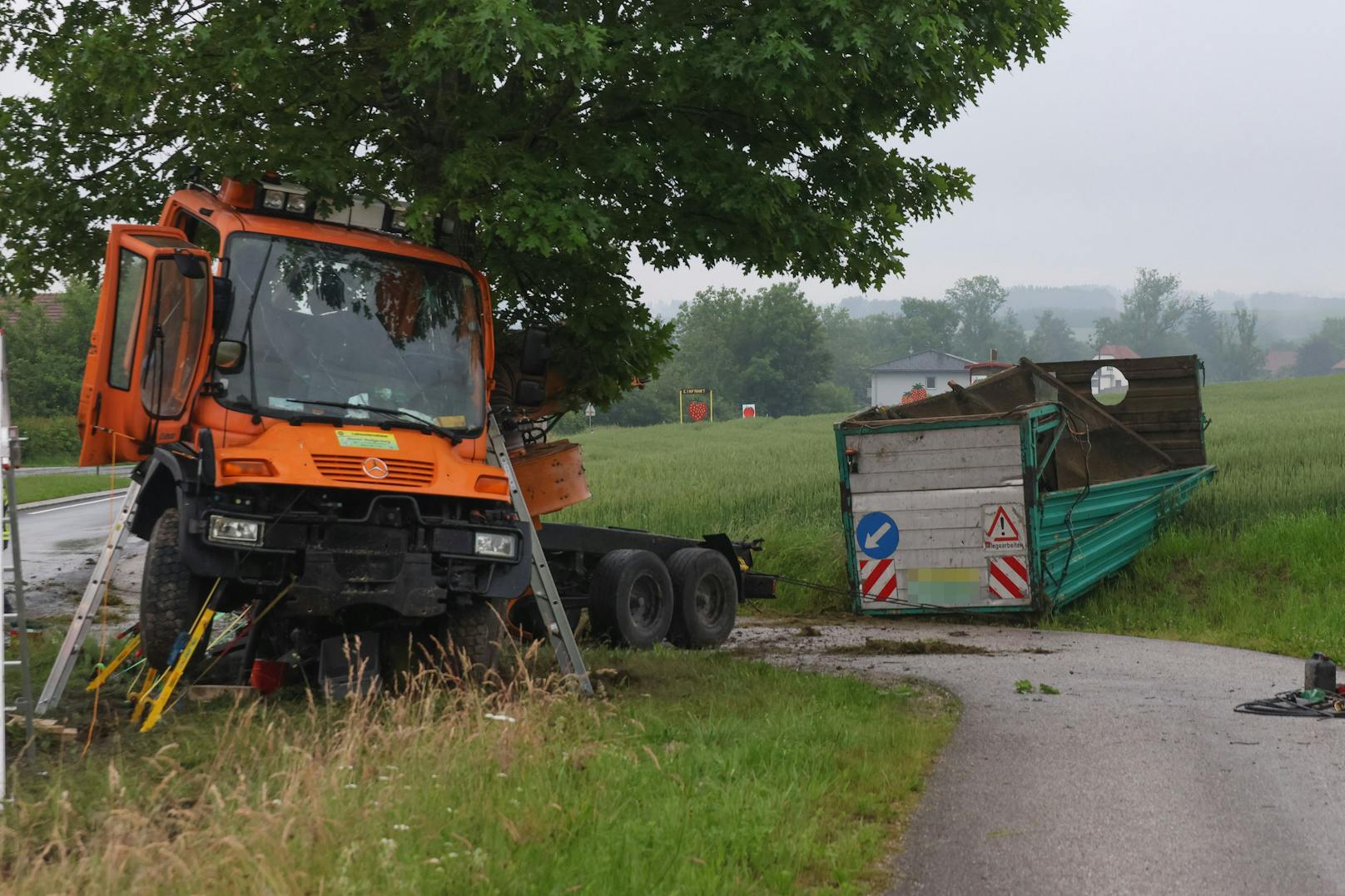 Der Lkw wurde durch den schweren Unfall ein Totalschaden.