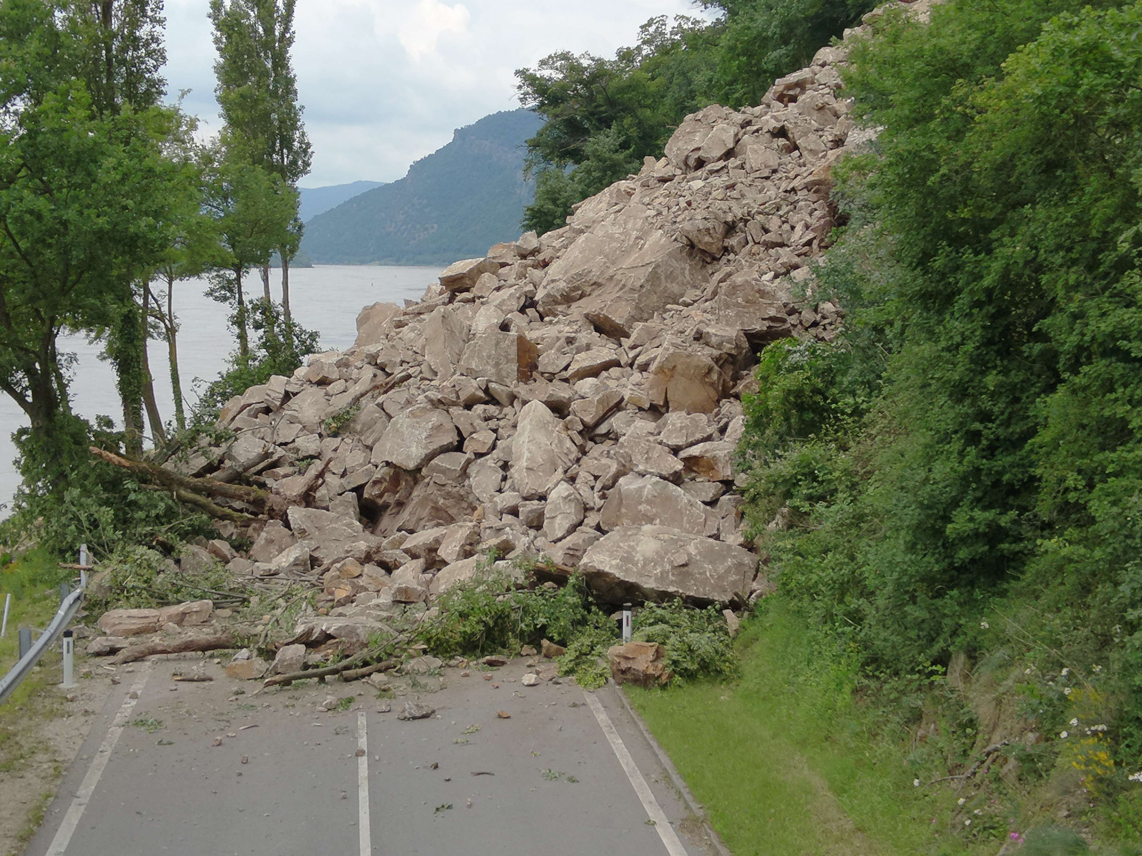 Ein Berghang rutschte bereits im Juni in Aggsbach im Bezirk Melk auf die B33.