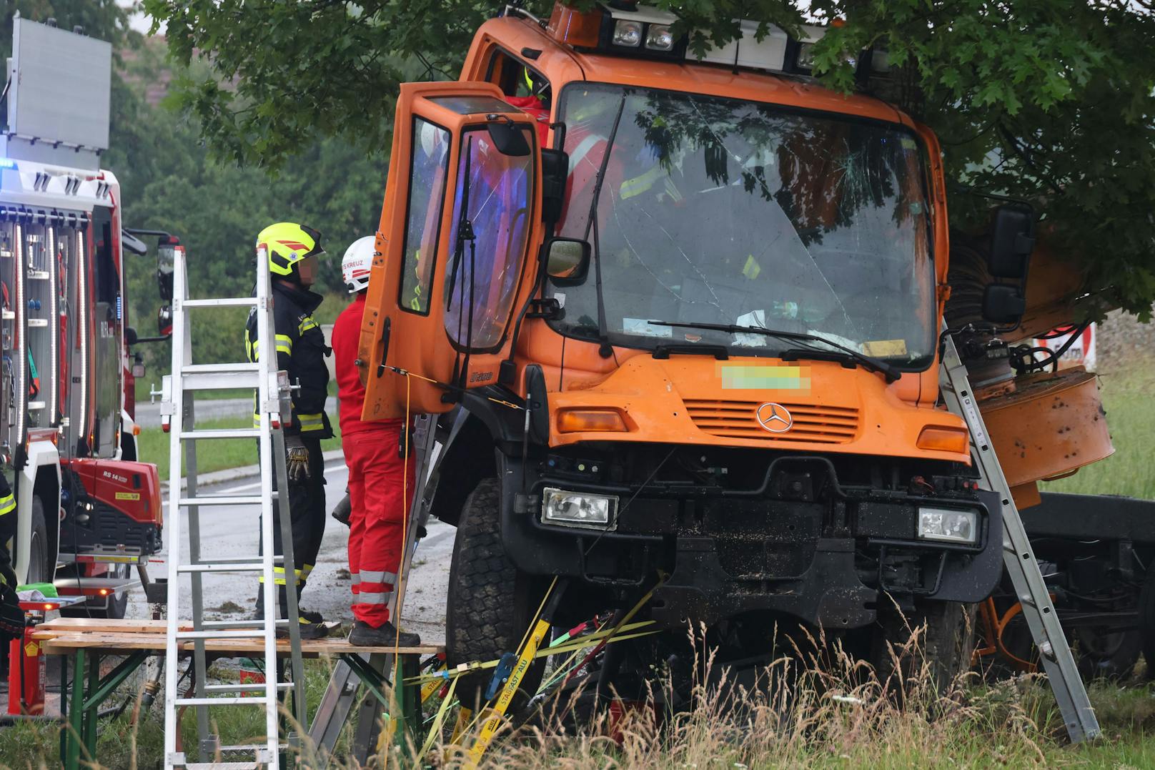 Die Feuerwehr barg den eingeklemmten Lenker.