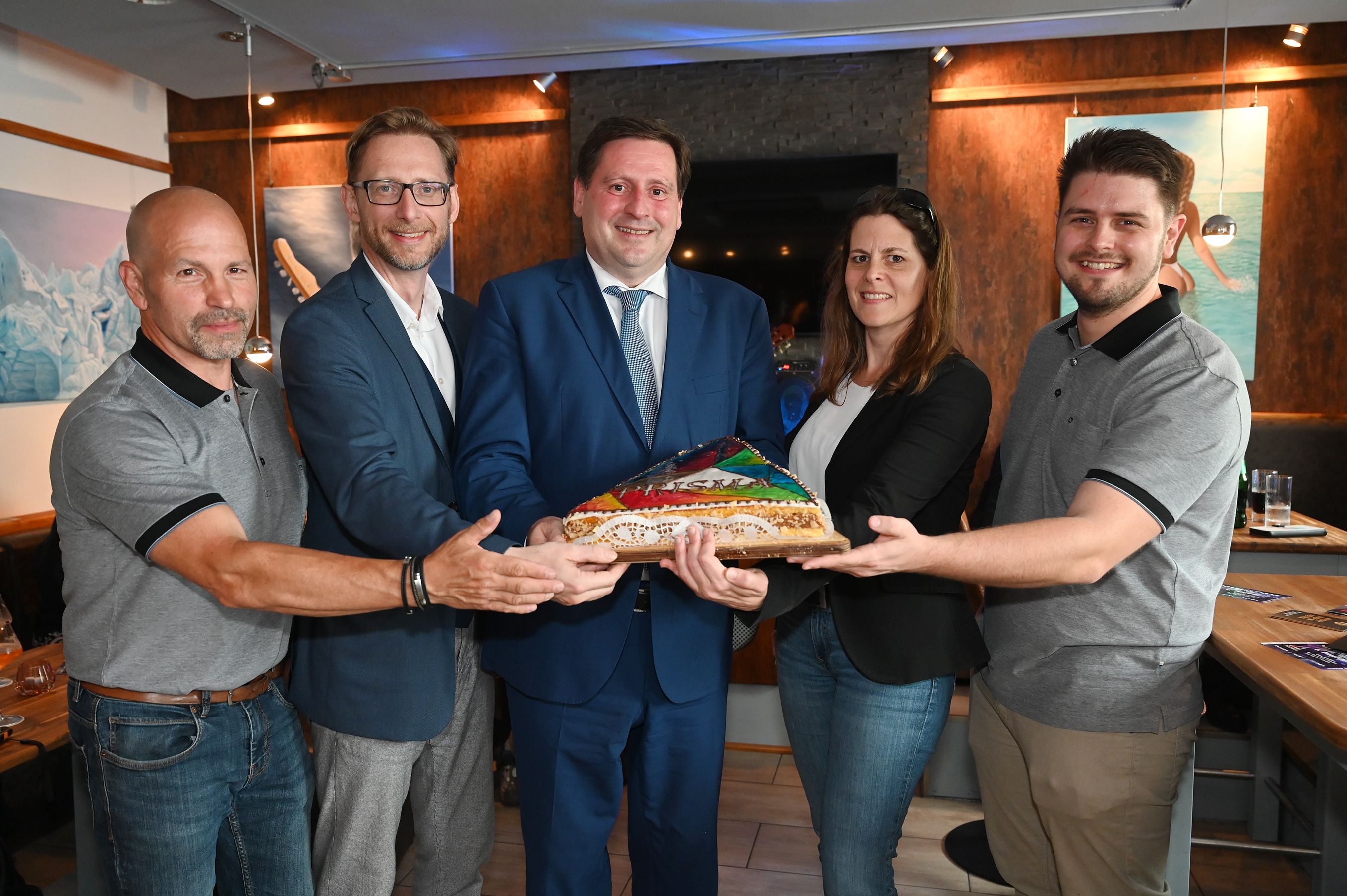 Mario und Nico Stürmer (links und rechts) wurde von Gemeinderat Gottfried Forsthuber, Bürgermeister Stefan Szirucsek und Stadträtin Petra Haslinger herzlich gratuliert.