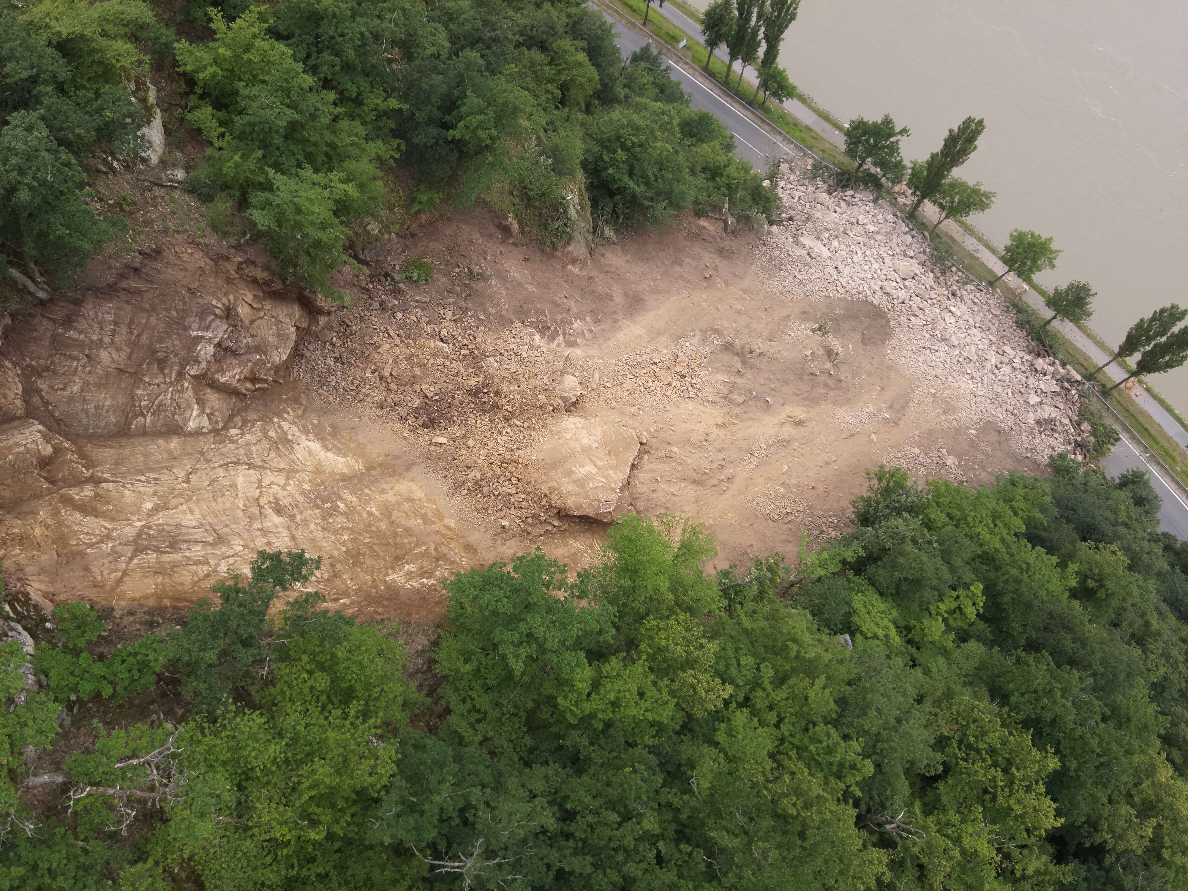Ein Berghang rutschte am 3. Juni bei Aggsbach im Bezirk Melk auf die B33. Die Aufräumarbeiten dauern weiter an.