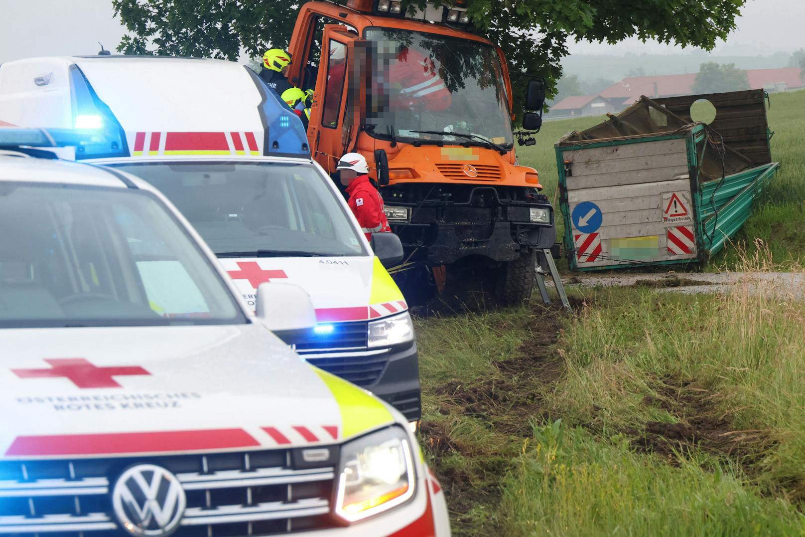 Die Rettung versorgte das Unfallopfer.