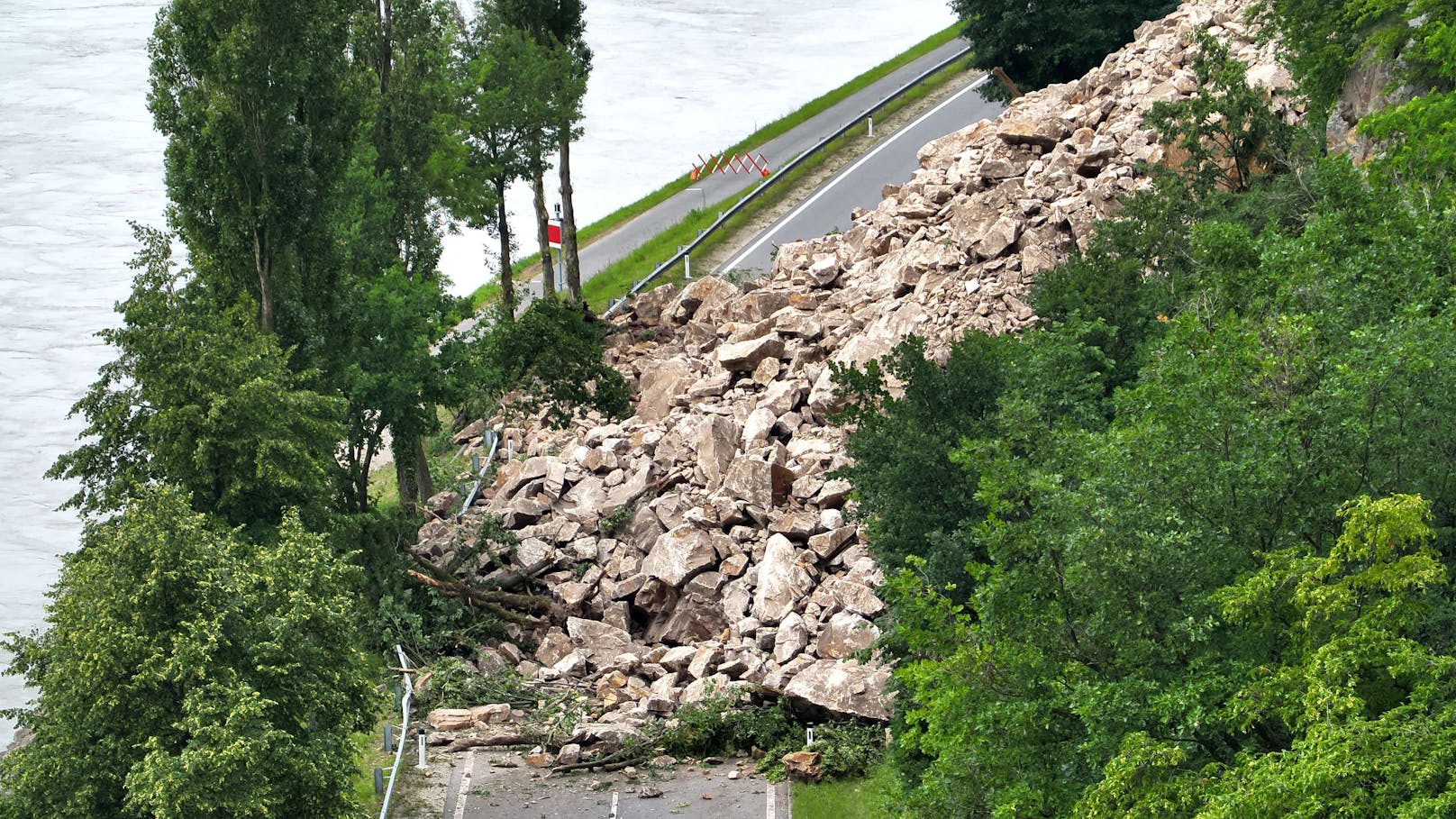 Steinschlag! Donau-Straßen an beiden Ufern gesperrt