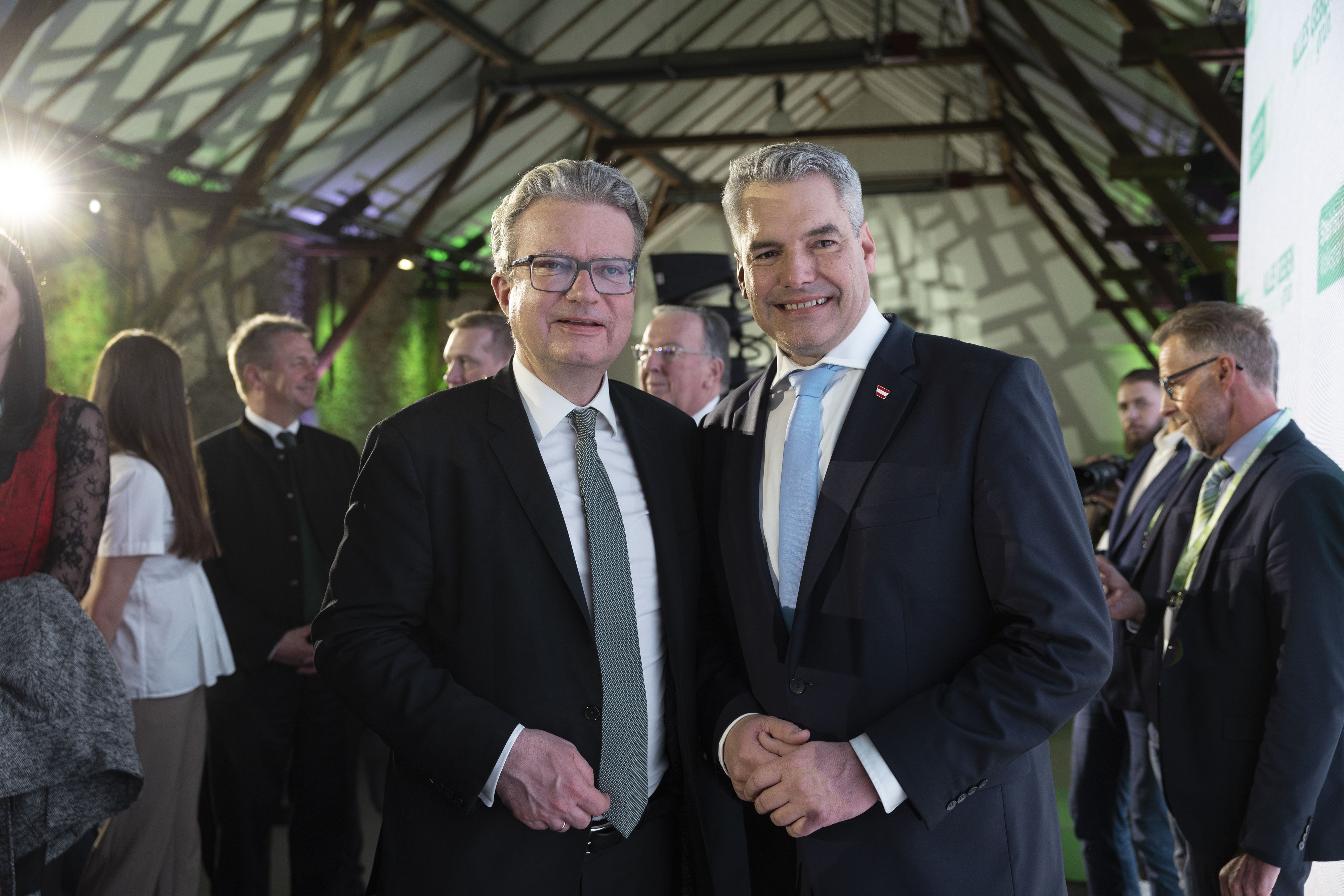 Steiermarks Landeshauptmann Christopher Drexler und Bundeskanzler Karl Nehammer. Beim Autogipfel im Bundeskanzleramt werden beide für Technologieoffenheit statt Verboten plädieren.