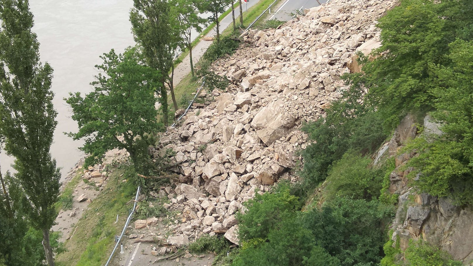 Ein Berghang rutschte bei Aggsbach im Bezirk Melk auf die B33. Eine Radfahrerin wurde dabei verletzt.