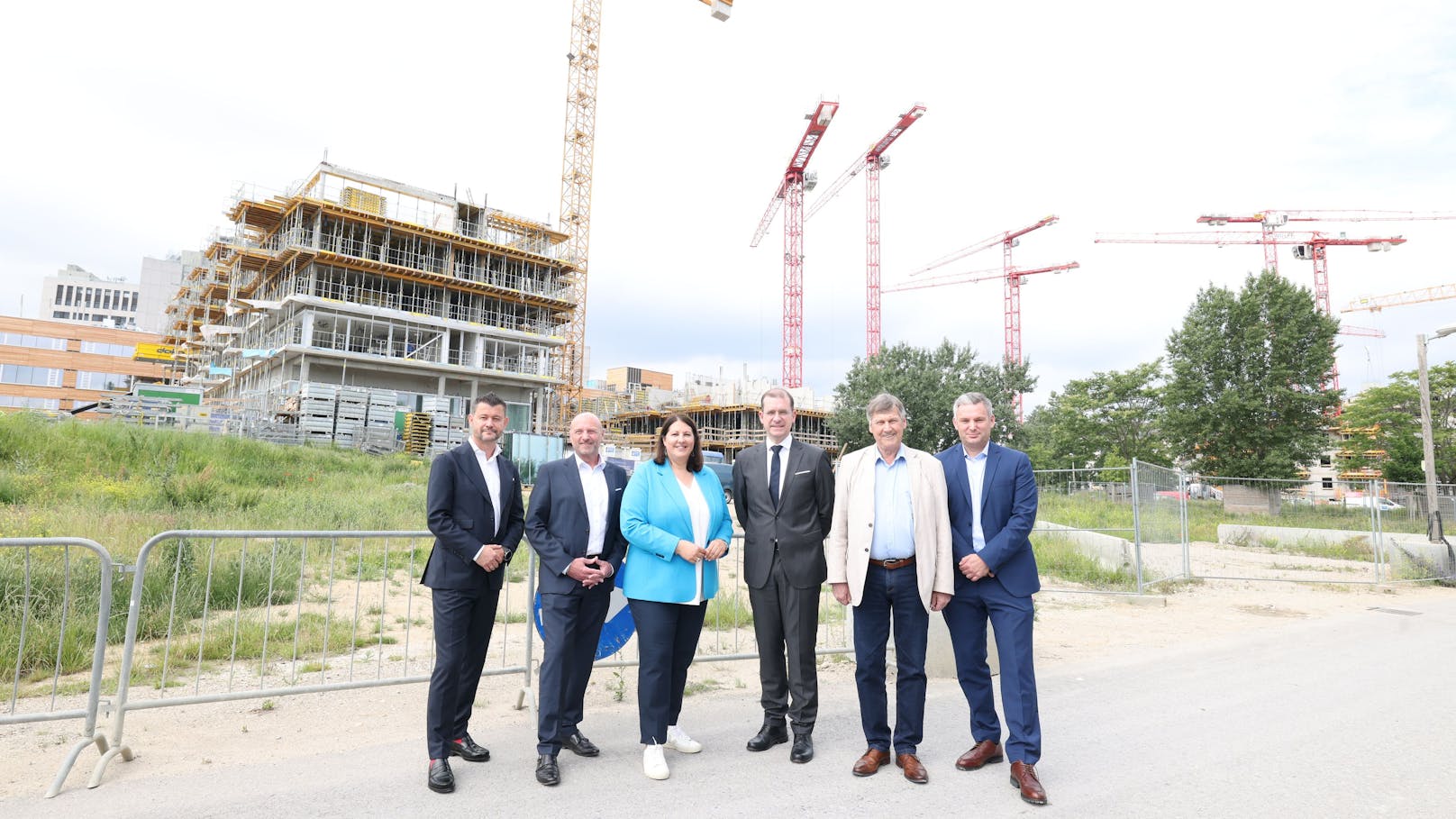 Gregor Puscher (wohnfonds_wien), Paul Steurer (WIGEBA), Kathrin Gaál (Vizebürgermeisterin und Wohnbaustadträtin), Hans-Peter Weiss (ARE), Erich Hohenberger (Bezirksvorsteher Landstraße) und Johannes Pritz (Wiener Wohnen) besichtigen das Baustellenareal.