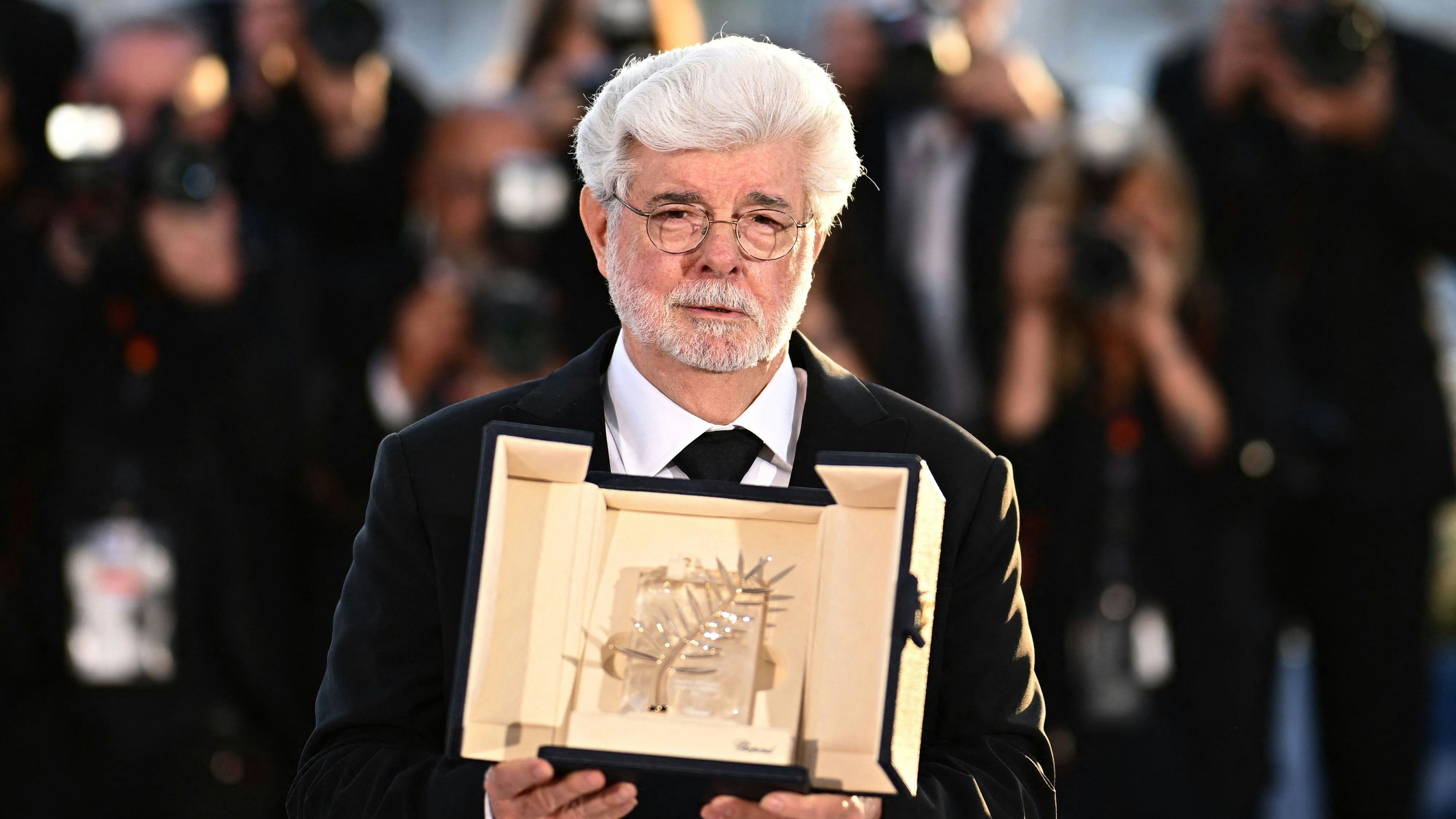 Star Wars-Erfinder George Lucas erhielt bei den Filmfestspielen in Cannes 2024 eine Ehren-Palme für sein künstlerisches Gesamtwerk. Der Autor und Film-Visionär wurde vor wenigen Tagen 80 Jahre alt und verkaufte seine gesamte Firma im Jahr 2012 für vier Milliarden Dollar an den Disney-Konzern