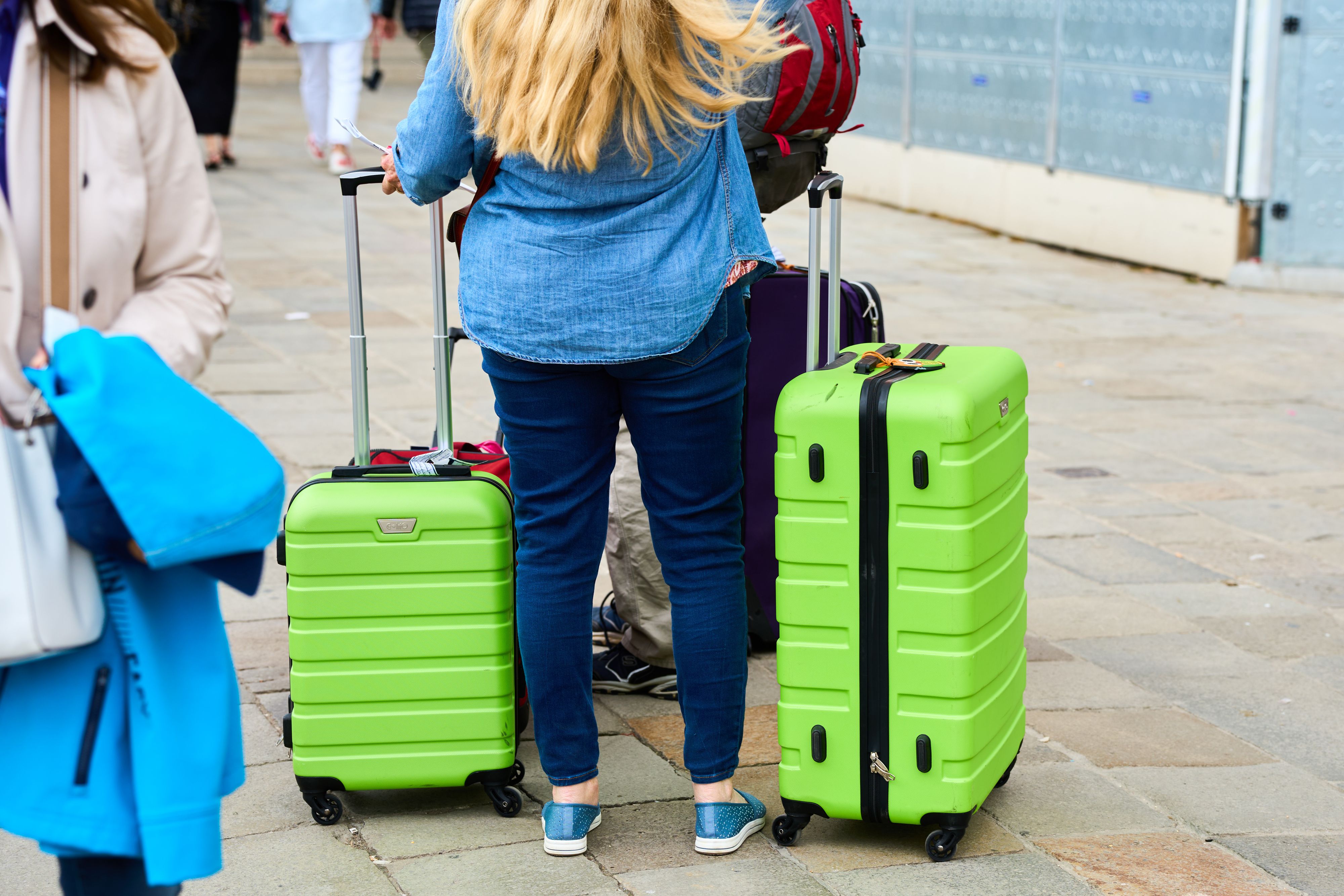 Die spanische Regierung sieht in der Verschärfung der Handgepäckregeln von Billigfliegern einen Verstoß gegen das Gesetz.