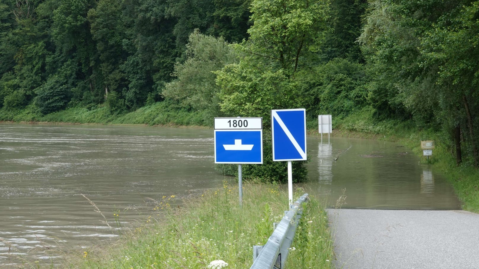 Rund um Ardagger Markt sind bereits viele Bereiche überschwemmt