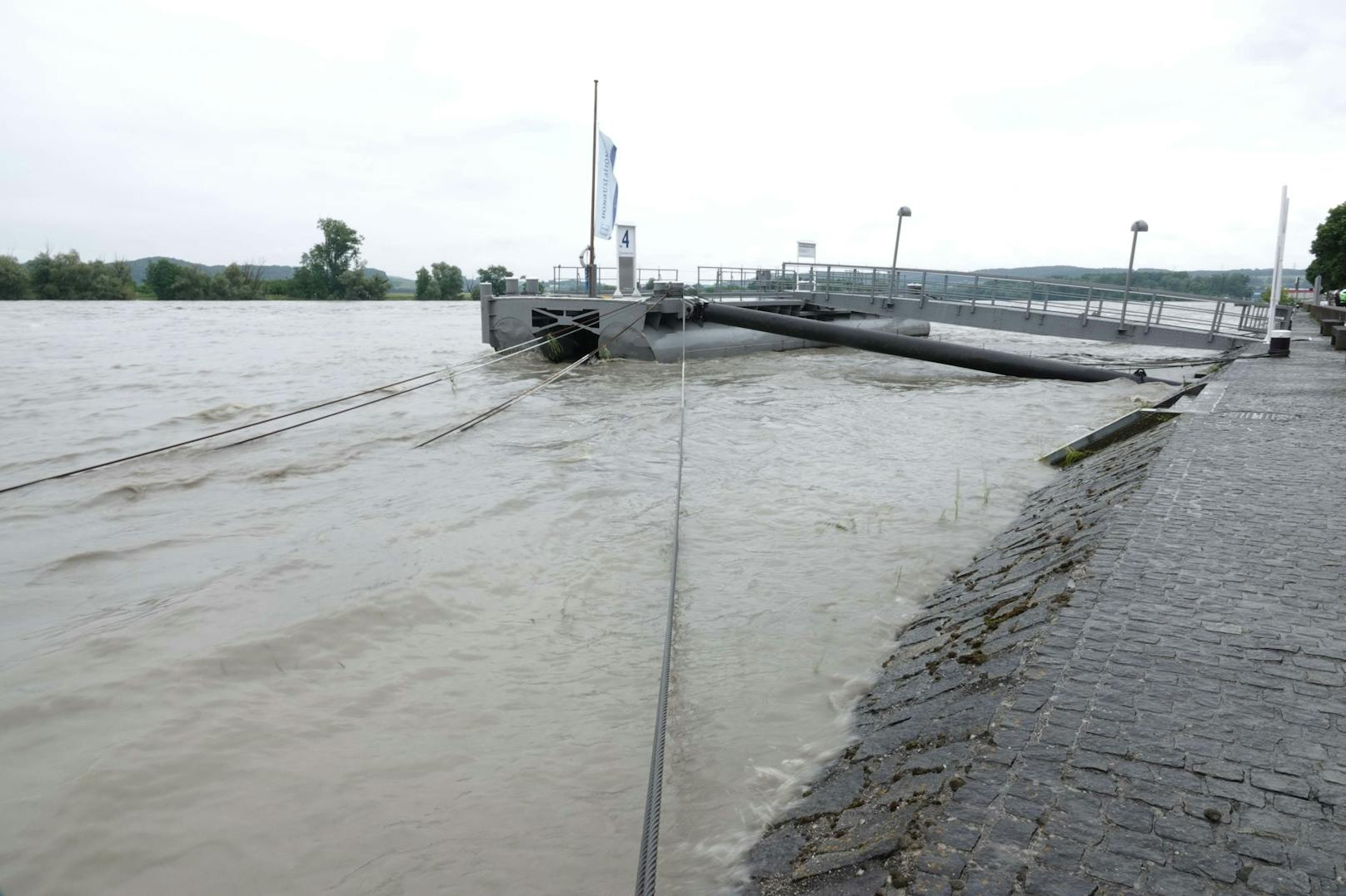 In Ybbs wurde von der Feuerwehr der Hochwasserschutz errichtet