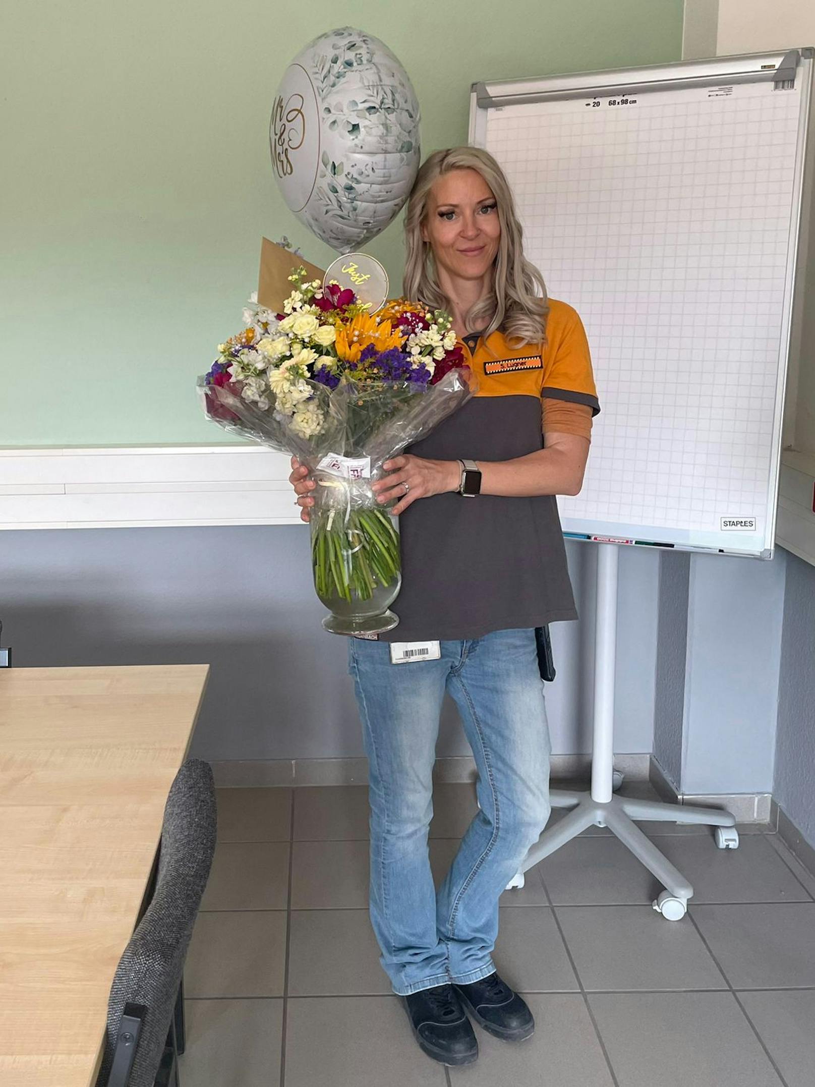 Von ihren Arbeitskollegen wurde Simone Lugner mit Blumen begrüßt