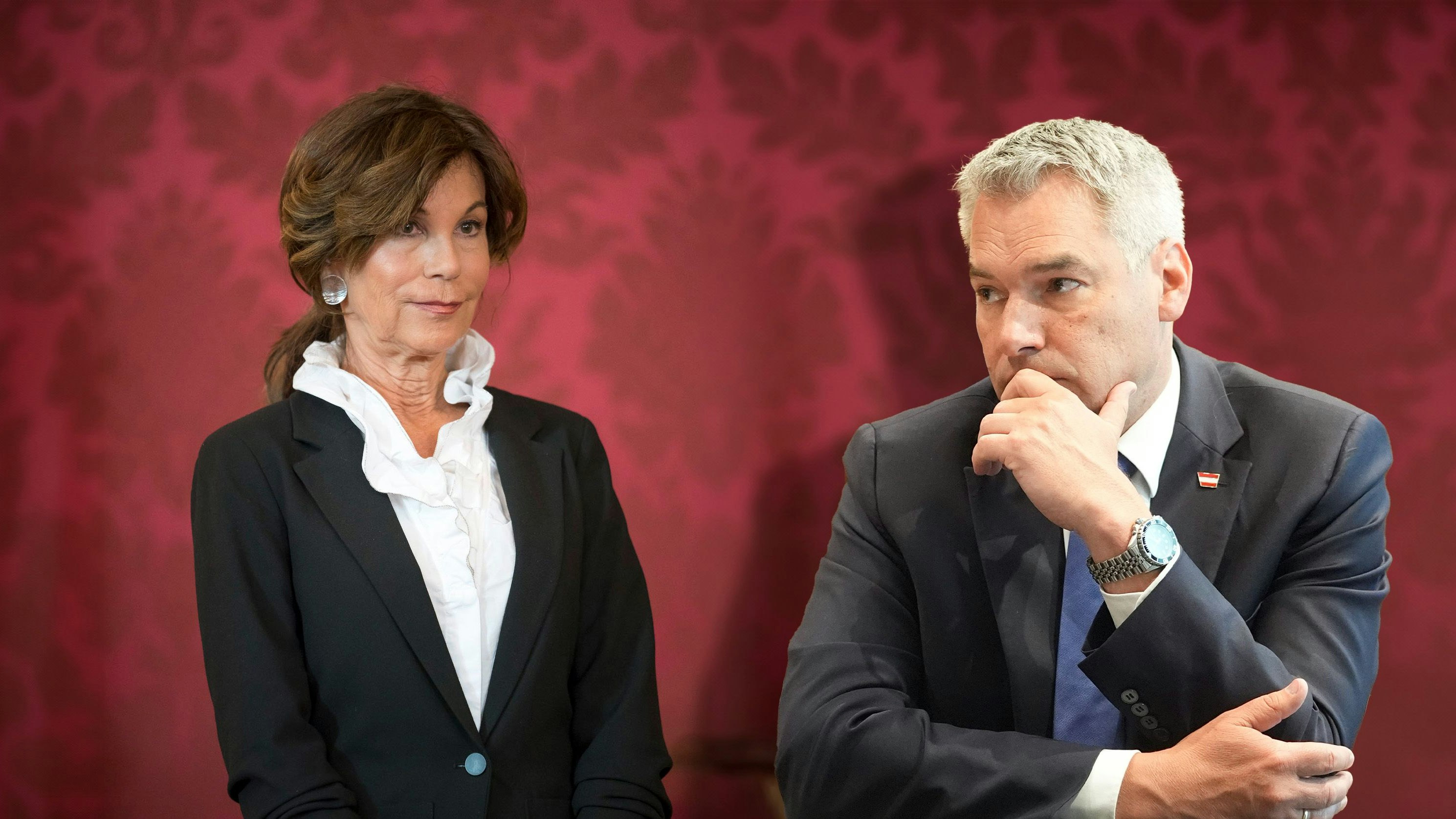 Kanzler Karl Nehammer will Ex-Kanzlerin Brigitte Bierlein mit staatlichen Ehren gewürdigt wissen.