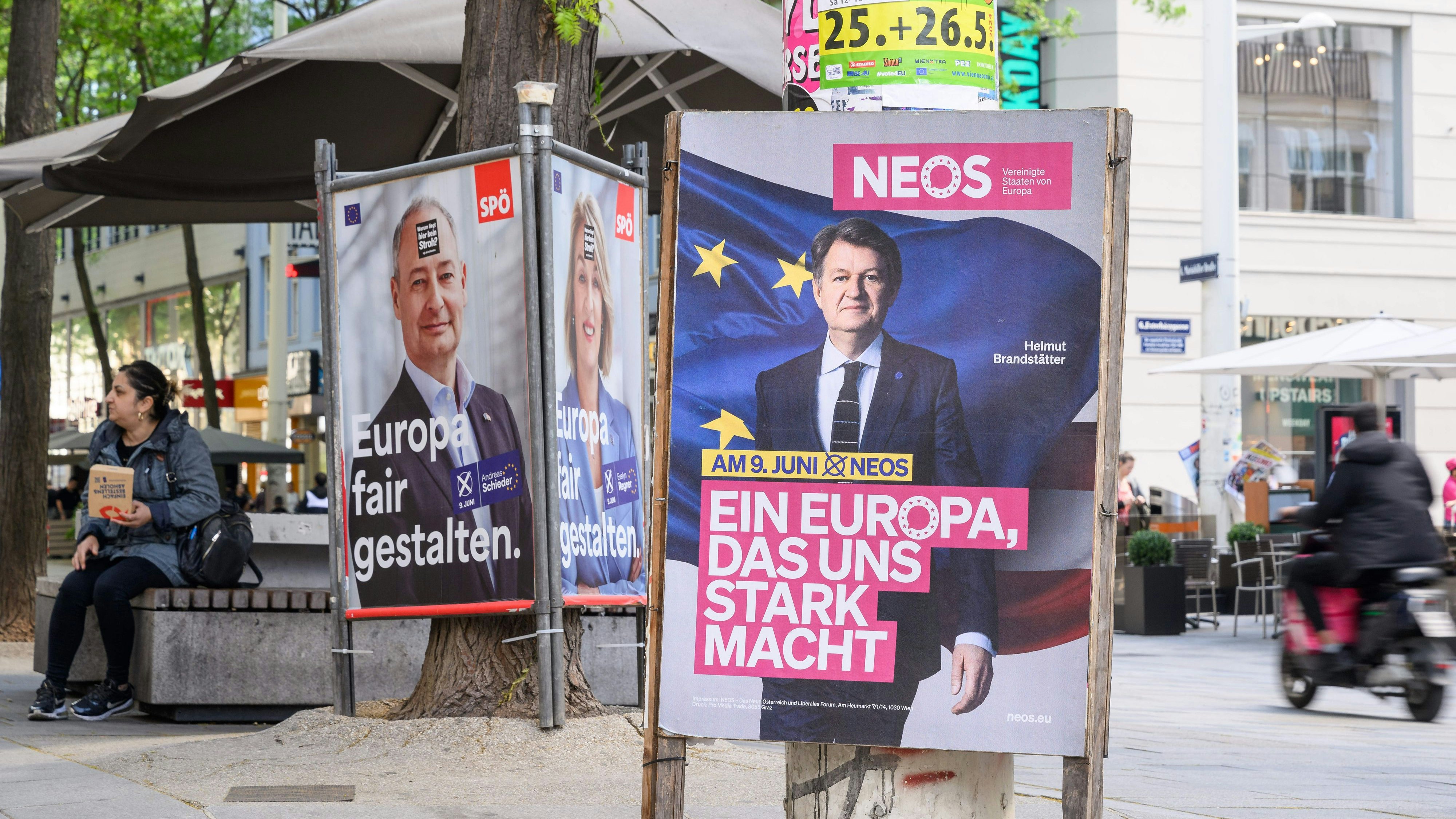 Download von www.picturedesk.com am 04.06.2024 (13:17).  WIEN, OESTERREICH - 14. MAI: Wahlplakate von NEOS mit Spitzenkandidat Helmut Brandstaetter mit dem Slogan "Ein Europa das uns stark macht"und Wahlplakate der SPOE mit Spitzenkandidat Andreas Schieder mit dem Slogan "Europa fair regieren" in der Mariahilfer Strasse am 14. Mai, 2024 in Wien, Oesterreich.240514_SEPA_32_018 - 20240514_PD8339 - Rechteinfo: Rights Managed (RM)