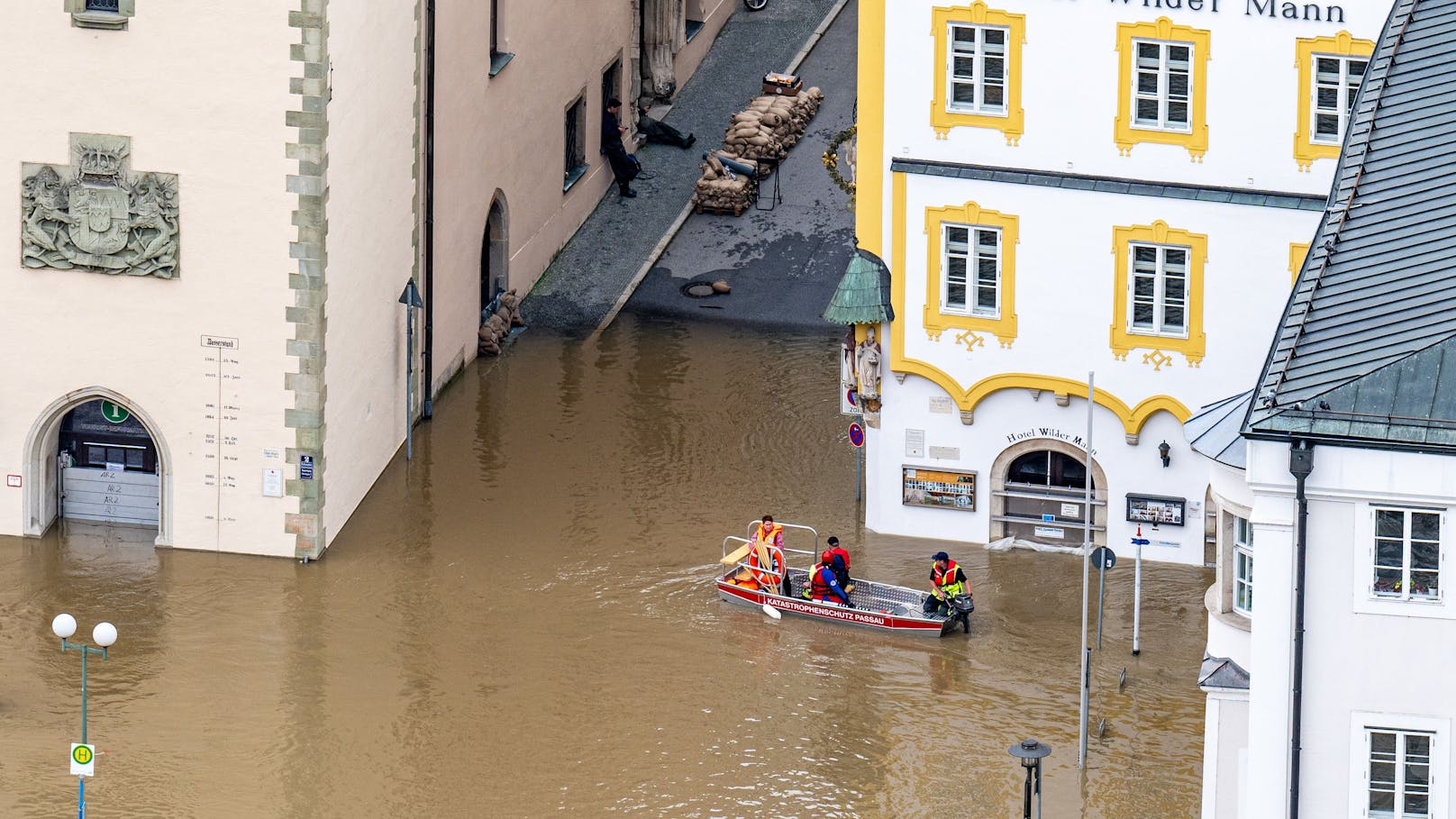 Land unter in Passau: Schwere Regenfälle haben die Donaupegel in Bayern massiv anschwellen lassen. (4. Juni 2024)