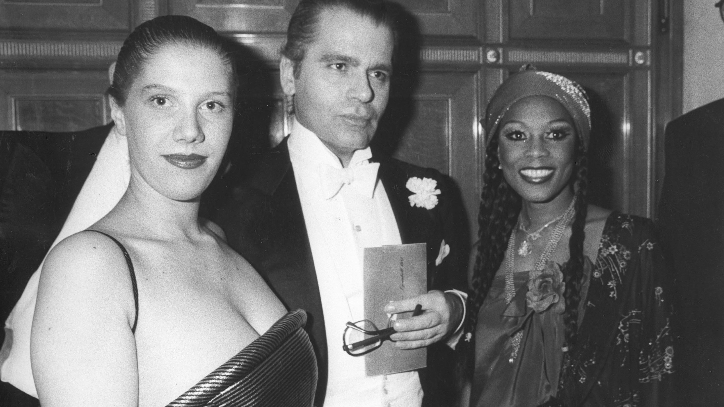 Karl Lagerfeld mit Prinzession Diane de Beauvau Craon (l.) am Wiener Opernball 1981. Der Modeschöpfer war in dieser Zeit auch Gastprofessor der Modeklasse am Wiener MAK