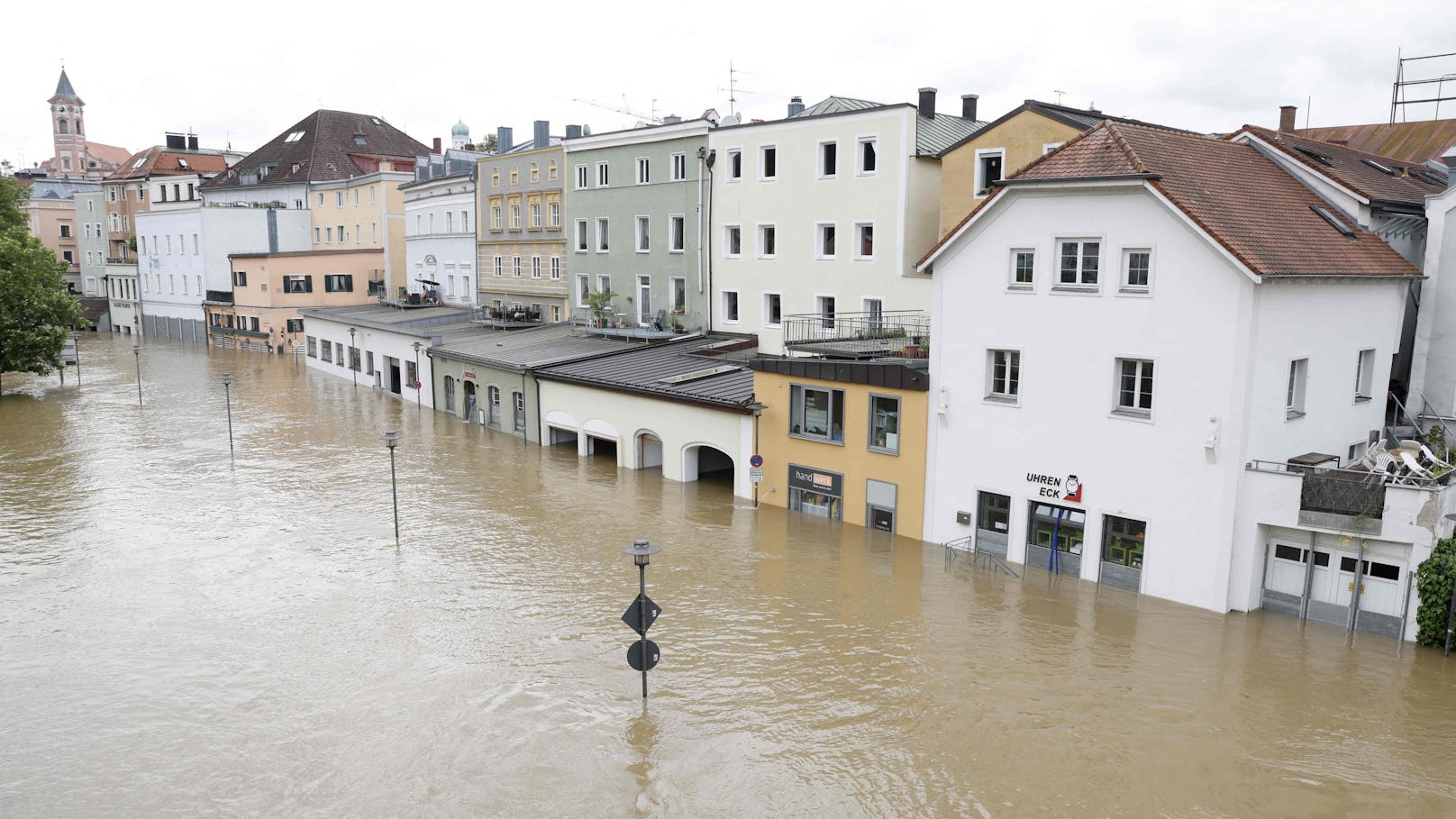 Land unter in Passau: Schwere Regenfälle haben die Donaupegel in Bayern massiv anschwellen lassen. (4. Juni 2024)