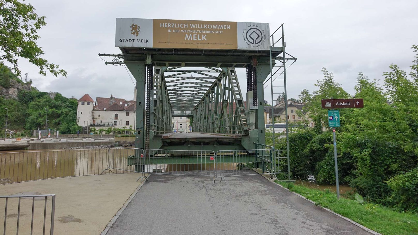 Die historische Hubbrücke musste gehoben werden.