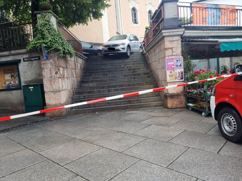 Ein Kran musste anrücken, um den Lenker wieder aus seiner misslichen Lage zu befreien.