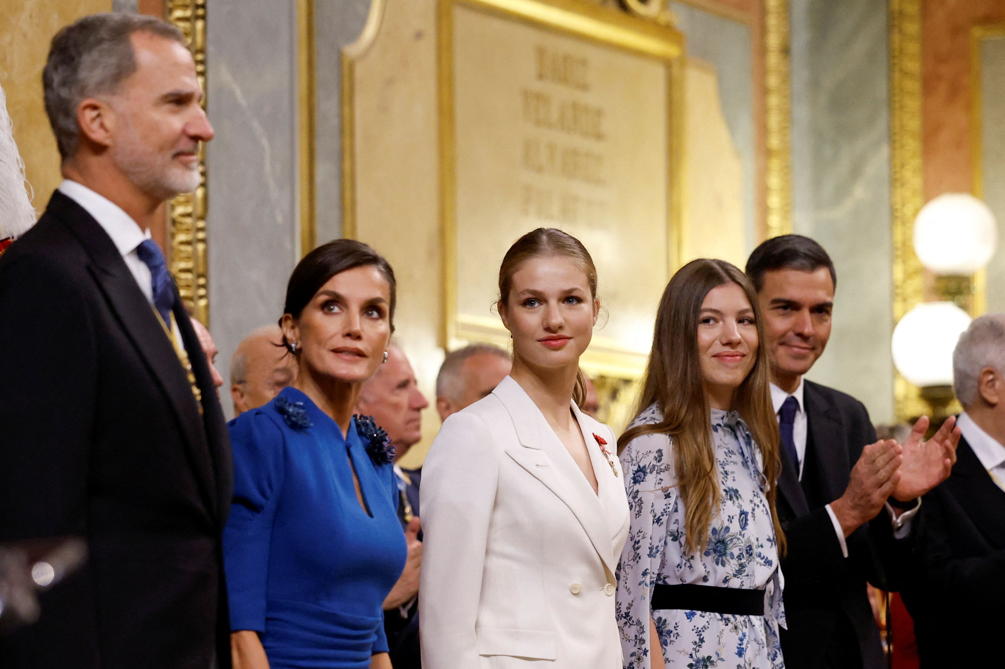 Hinter der glücklichen Fassade soll es heftig brodeln. Die Spekulationen dürften auch vor allem für ihre zwei gemeinsamen Töchter, Kronprinzessin Leonor und Prinzessin Sofia, nicht gerade einfach sein.