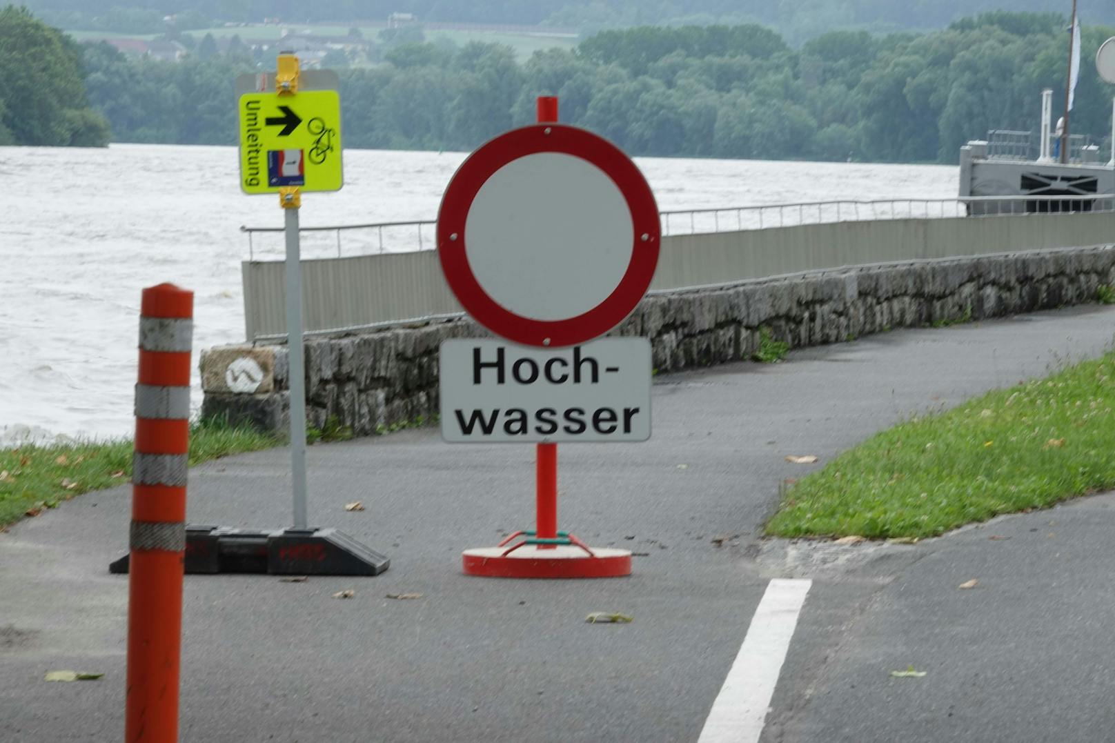 In Ybbs wurde von der Feuerwehr der Hochwasserschutz errichtet