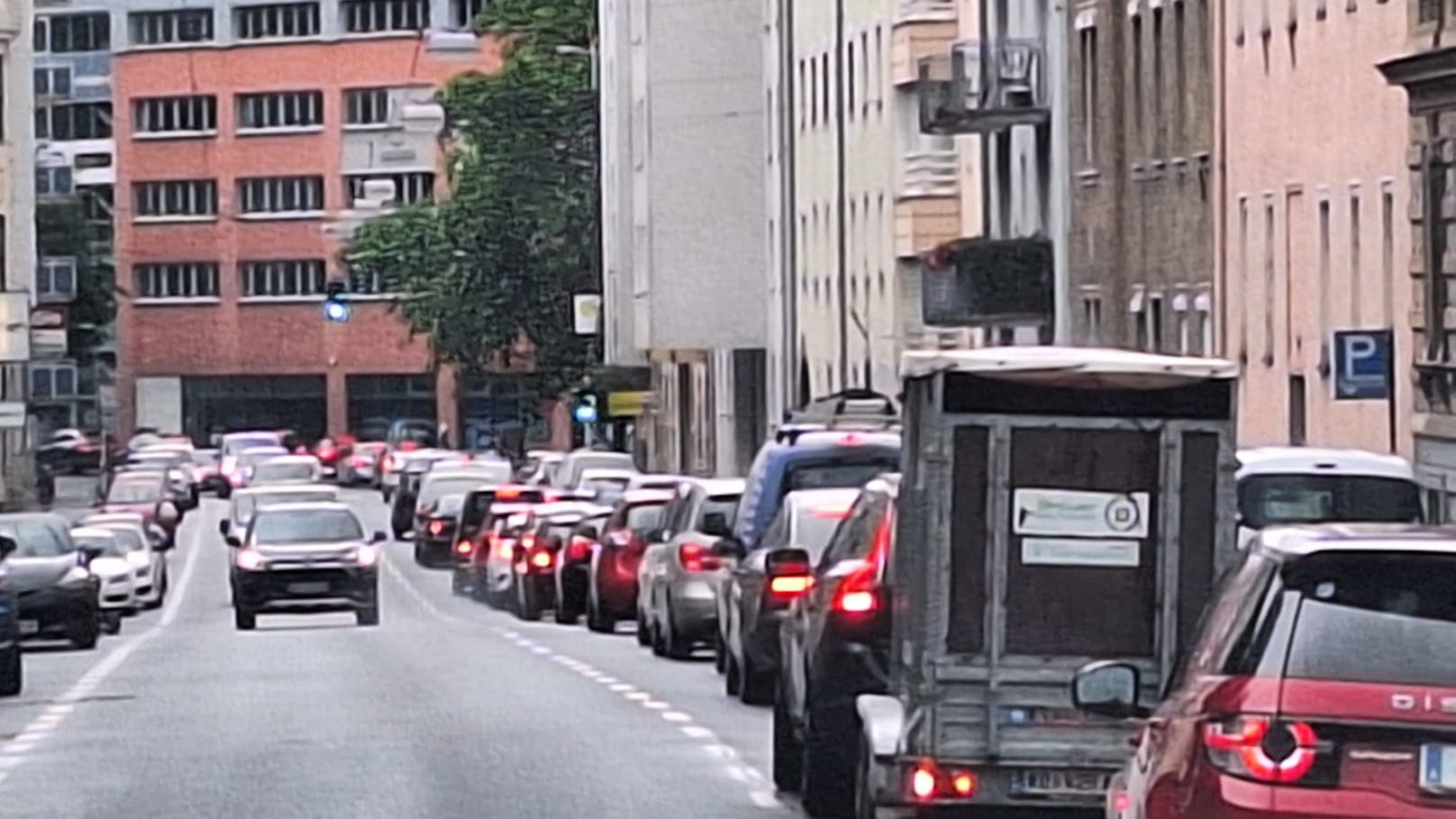 Der Römerbergtunnel in Linz wurde gesperrt, in der Innenstadt (Foto Sandgasse) bildeten sich rasch Stau und zäher Verkehr.