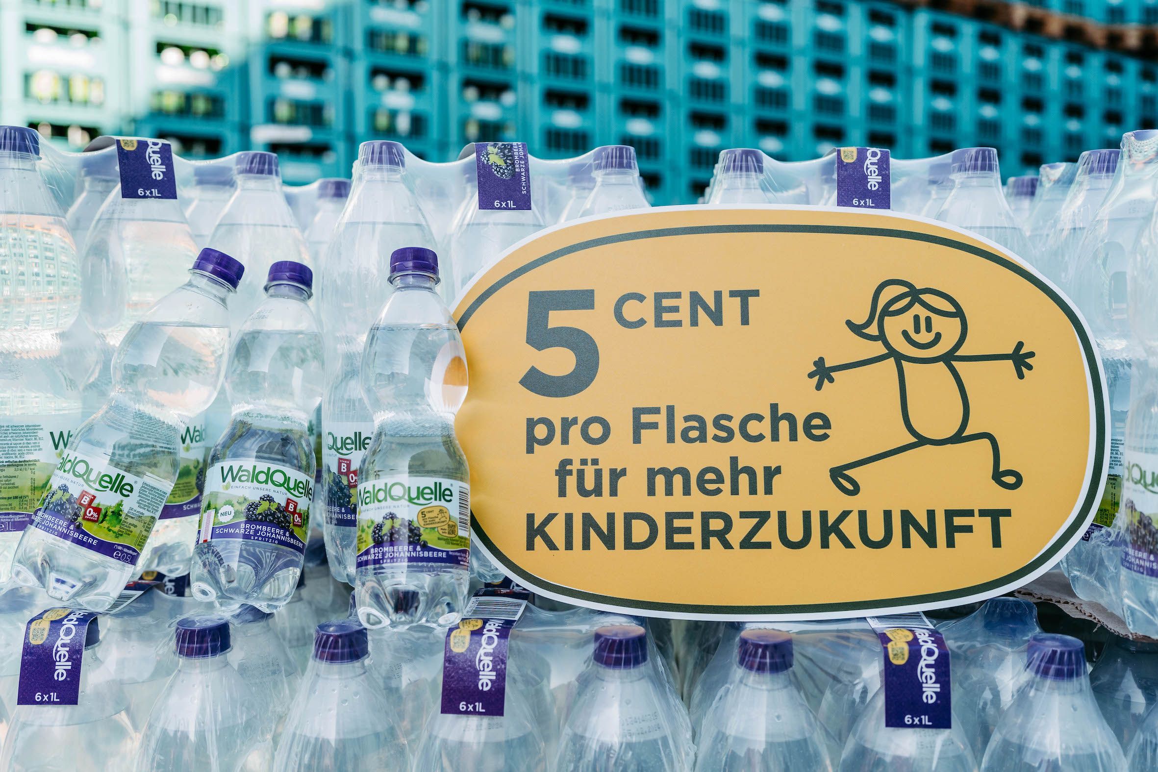 Pro verkaufter 1l und 0,5l Flasche der neuen Sorte Waldquelle Brombeere & Schwarze Johannisbeere gehen 5 Cent an das mit der Volkshilfe gemeinsam initiierte Projekt „Kinderzukunft“.