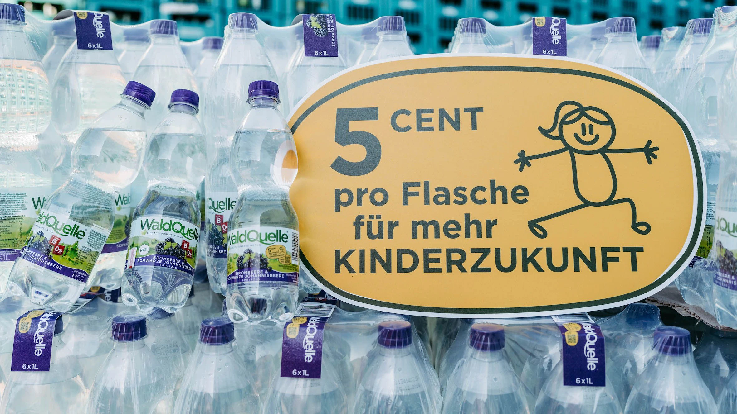 Pro verkaufter 1l und 0,5l Flasche der neuen Sorte Waldquelle Brombeere & Schwarze Johannisbeere gehen 5 Cent an das mit der Volkshilfe gemeinsam initiierte Projekt „Kinderzukunft“. 