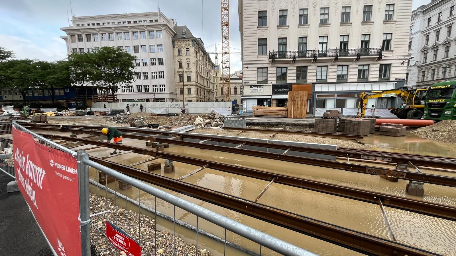 Das Gleisbett stand am Dienstag unter Wasser.