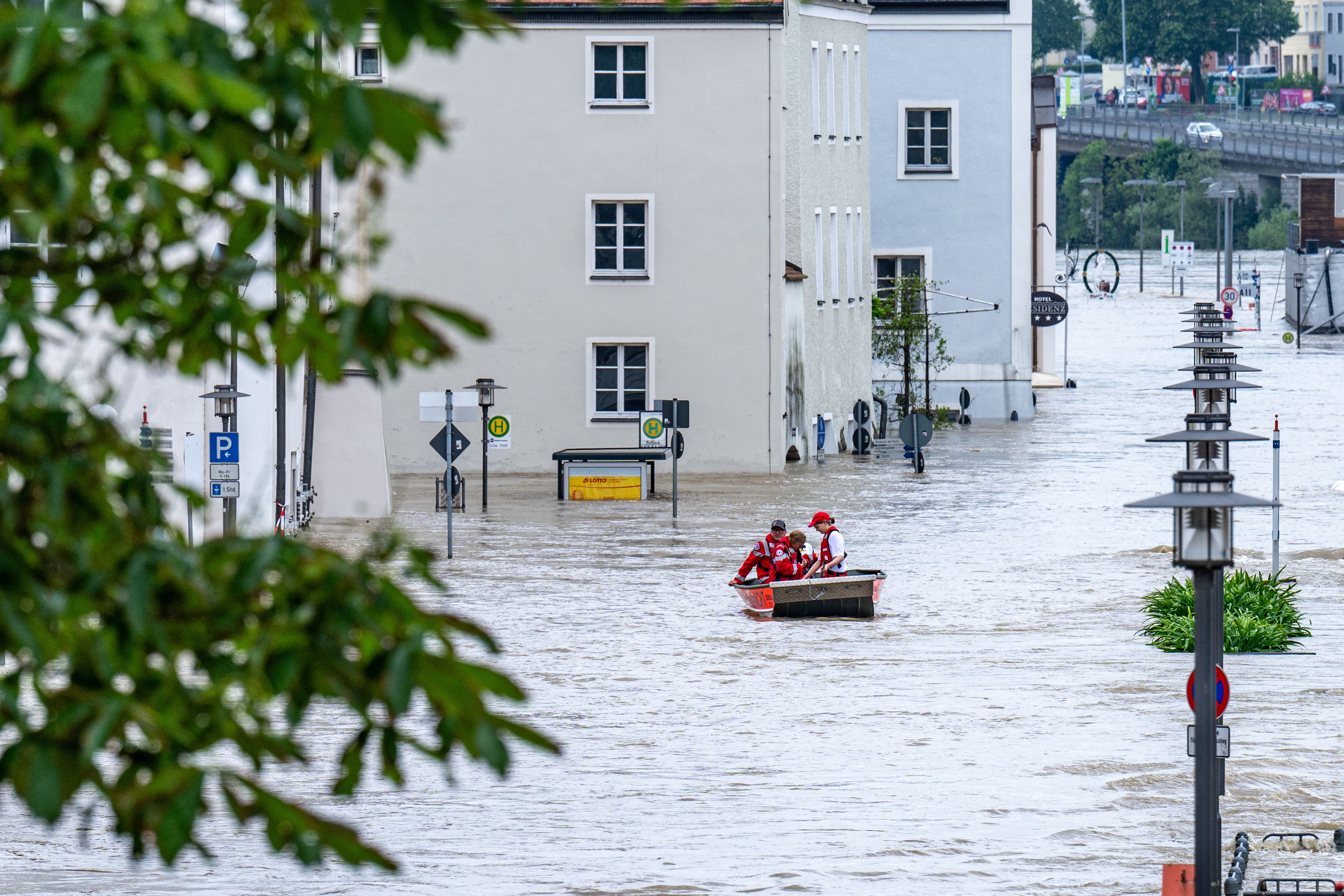 Nach starken Regenfällen sind viele Orte in Bayern überschwemmt. Hochwasser werden infolge des Klimawandels mehr werden.
