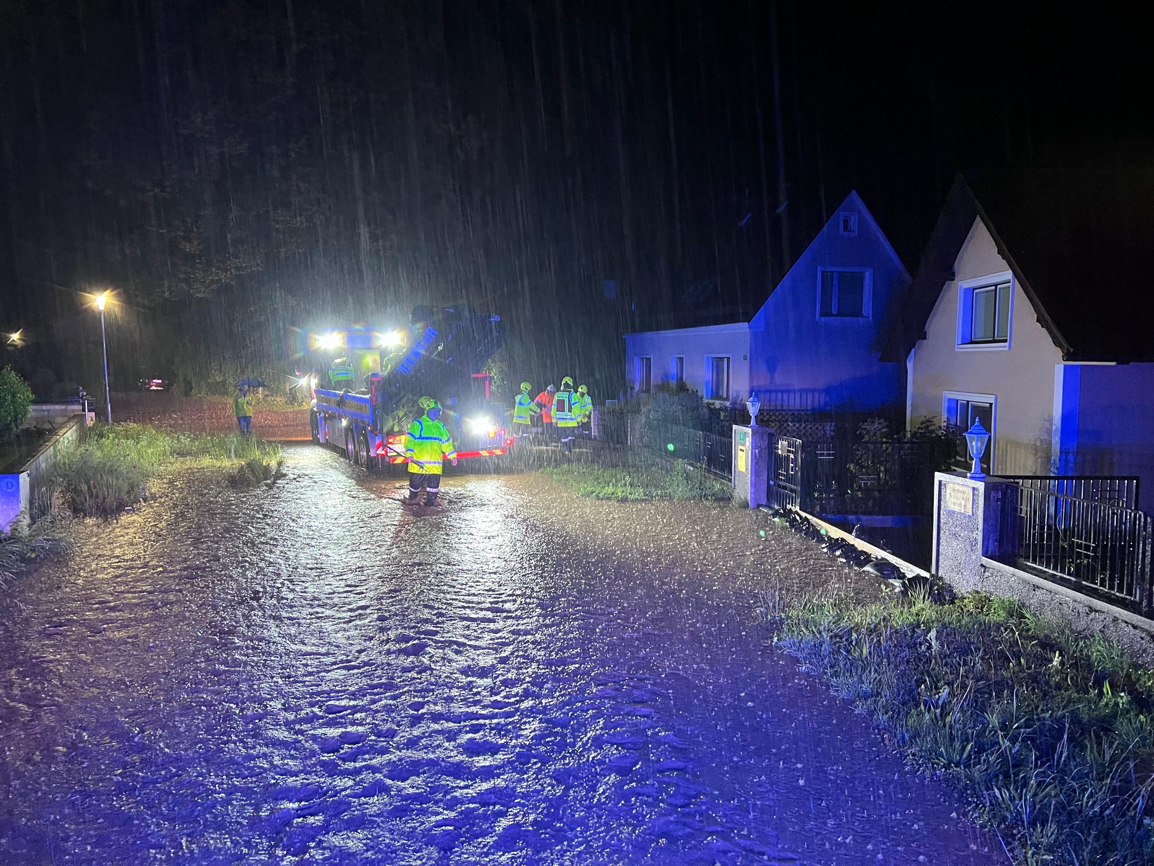 Die Einsatzkräfte hatten in der Nacht alle Hände voll zu tun.