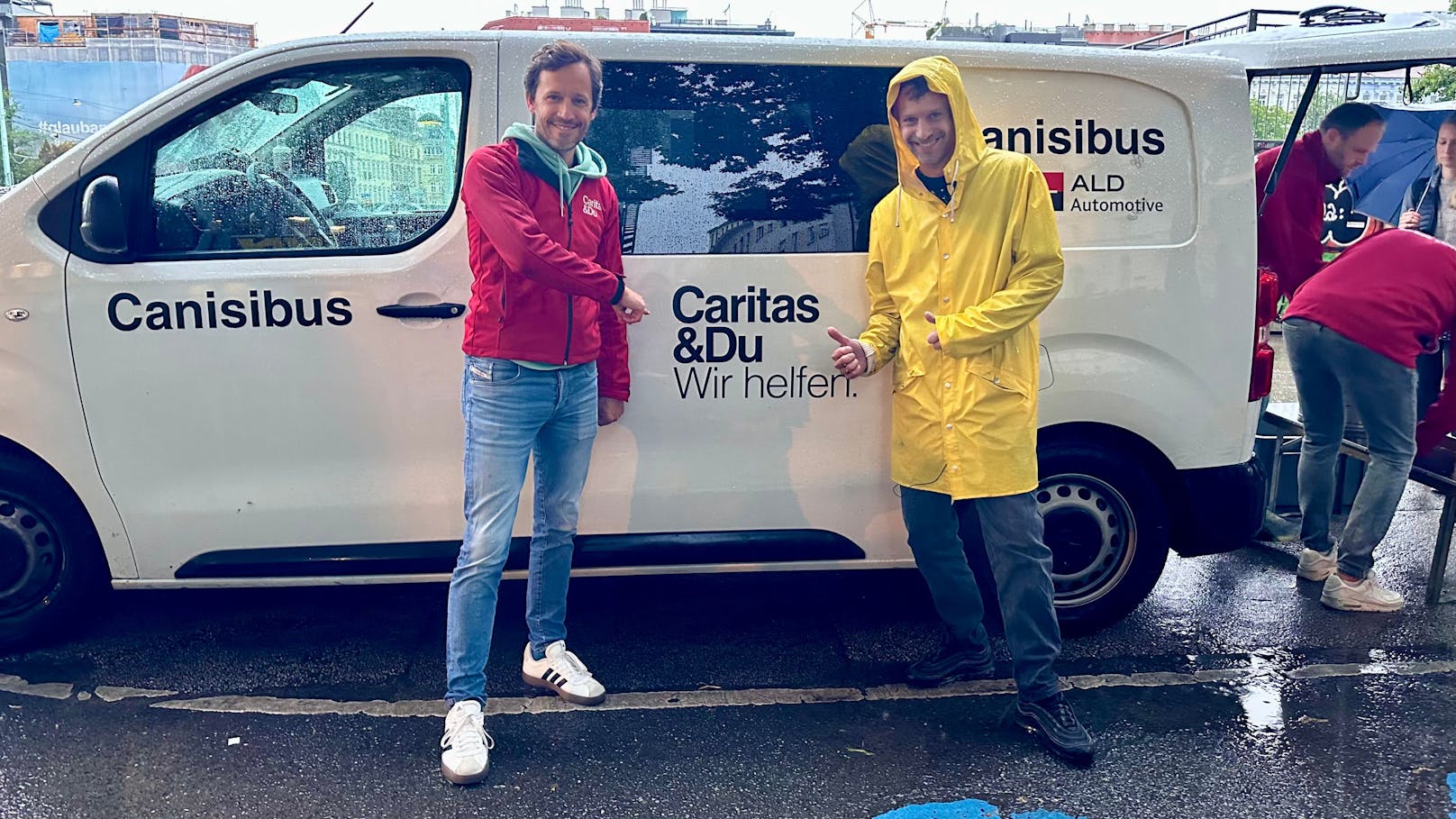 Caritasdirektor Klaus Schwertner und Musiker Voodoo Jürgens waren mit dem Suppenbus unterwegs.