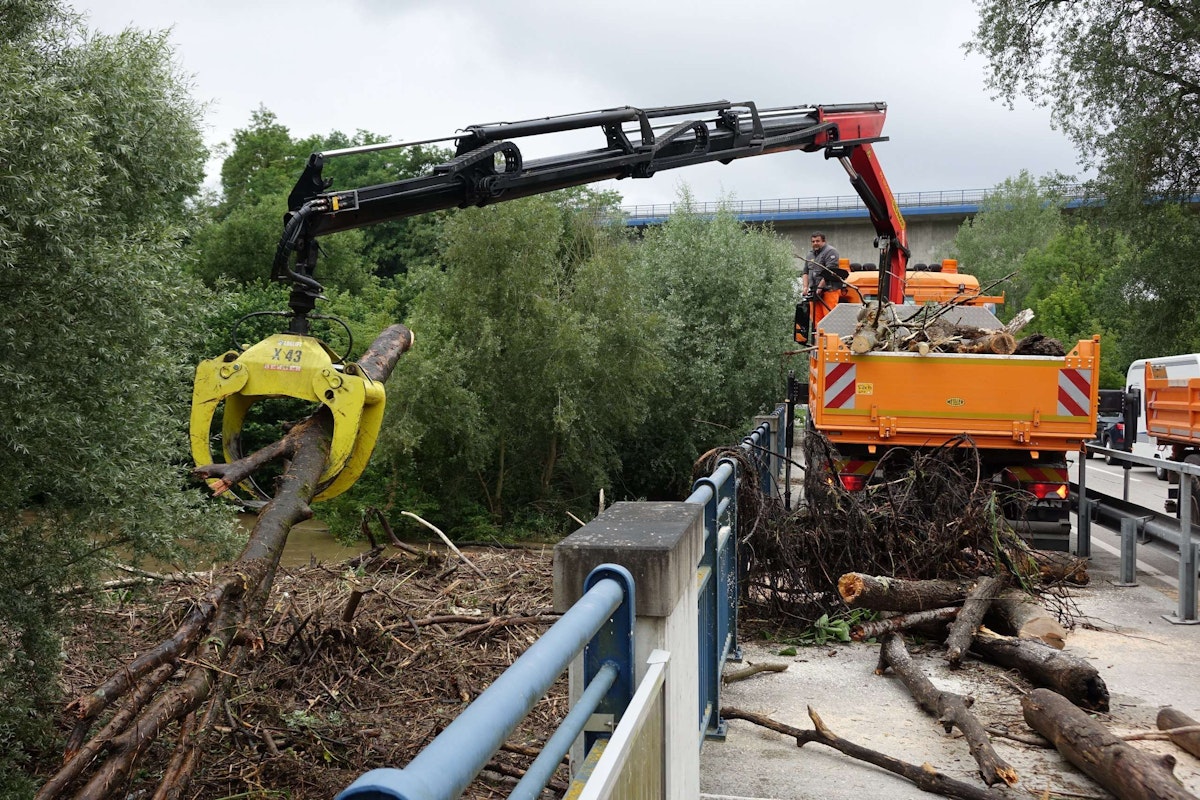 Im Bereich der Pielachbrücke kämpft die Brückenmeisterei seit Stunden mit einer massiven Verklausung