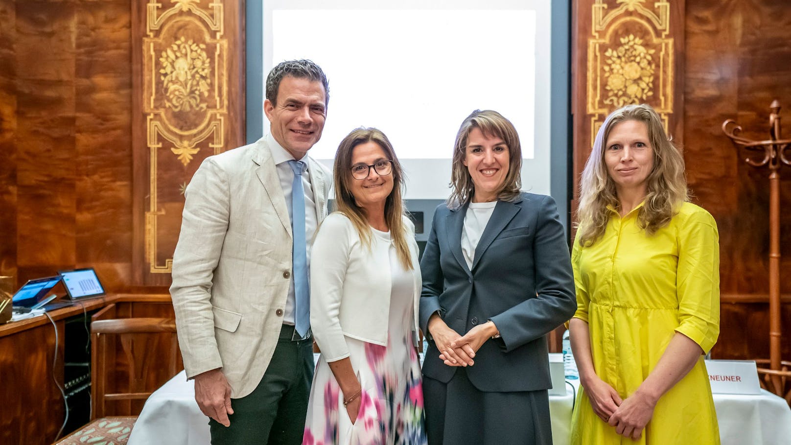 v.l.n.r.: Daniel Aletaha (Leiter der Klinischen Abteilung für Rheumatologie am AKH-Wien und Präsident der European Alliance of Associations for Rheumatology), Ariane Schrauf (BEtroffene), Valerie Nell-Duxneuner (Präsidentin der ÖGR), Helga Lechner-Radner (Abteilung für Rheumatologie am AKH-Wien und Leiterin der Sektion Wissenschaft der ÖGR)