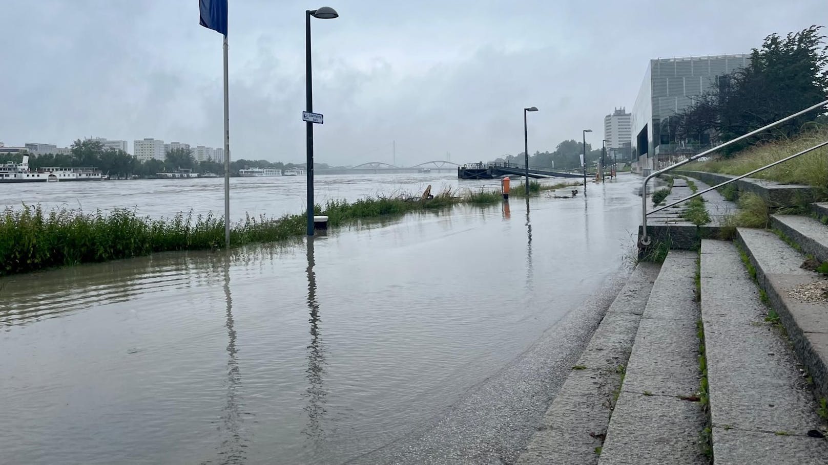 Das Hochwasser ist schlimmer als befürchtet ausgefallen.