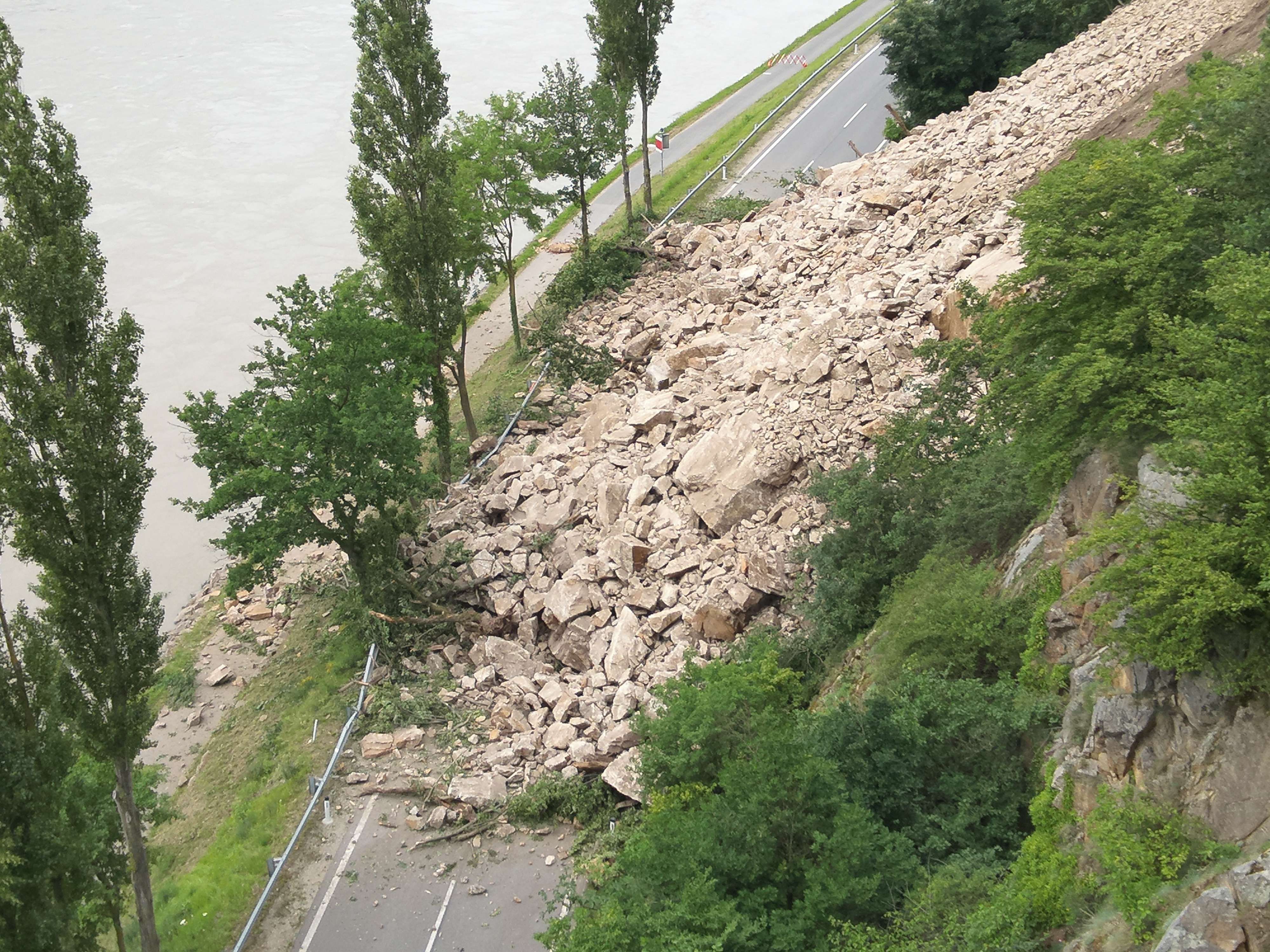 Riesen-Brocken Auf B33 – "Lebensgefahr" – Nach Felssturz Folgen Nun ...