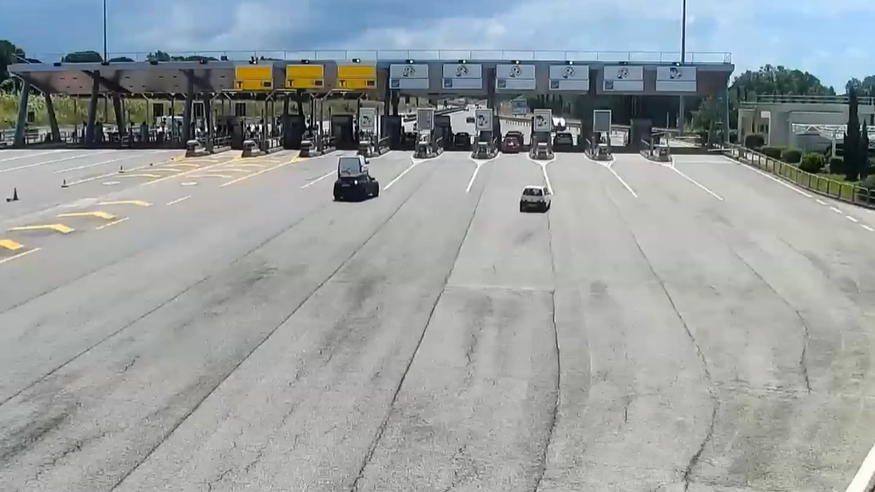 Ein Auto raste mit hoher Geschwindigkeit in die Mautstelle.